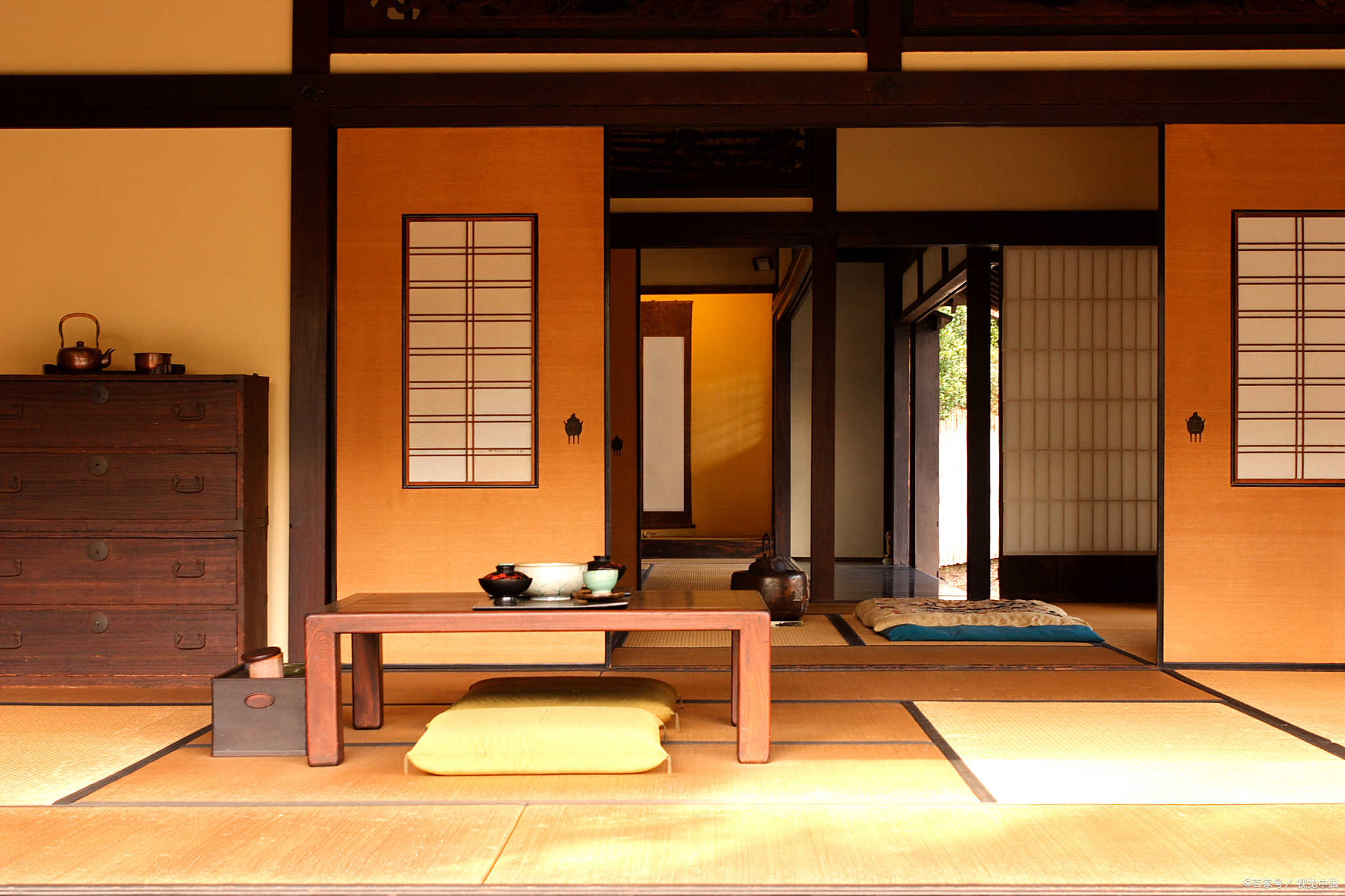 日式和风的装饰风格强调极简主义,通过简单的线条和几何形状来达到