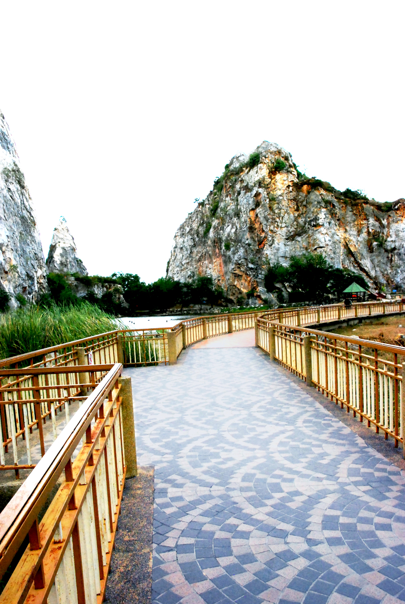 五一假期即将到来,各大景区热度持续升温,然而,一些不