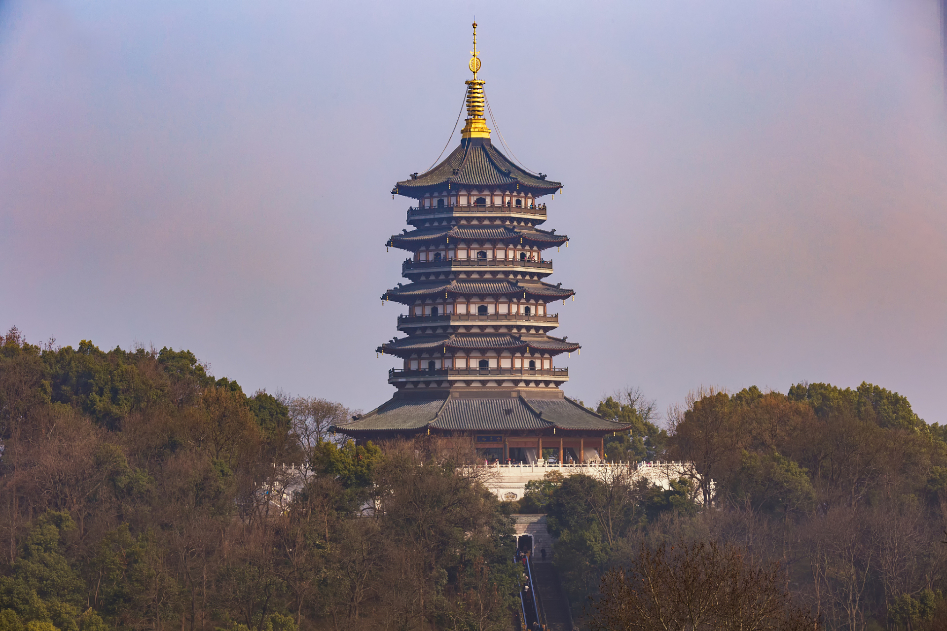杭州拥有丰富的古建筑景点,包括雷峰塔,岳飞庙,六和塔,灵隐寺等.