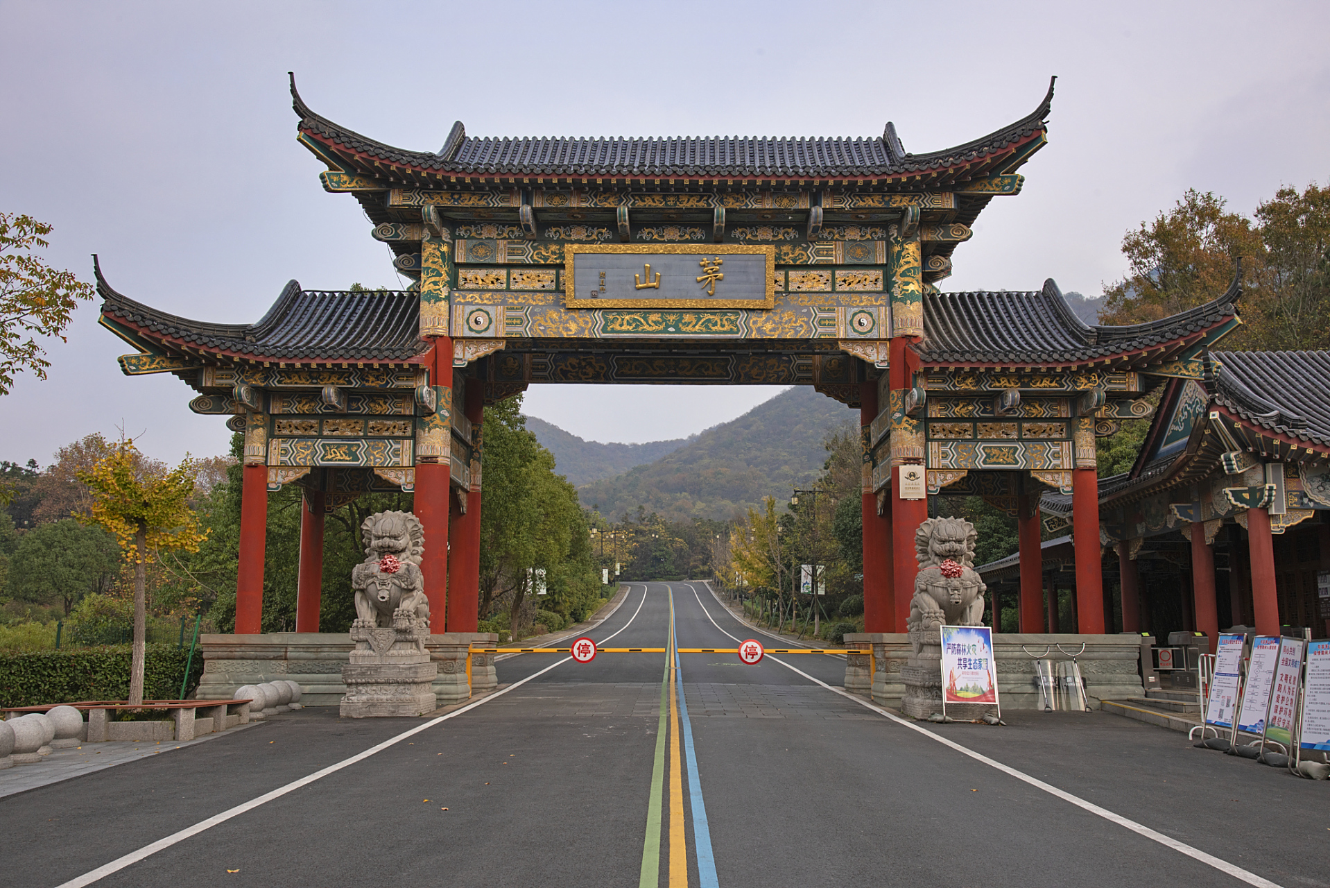 茅山景区,位于江苏省常州金坛区和镇江句容市,是中国的一座道教名山