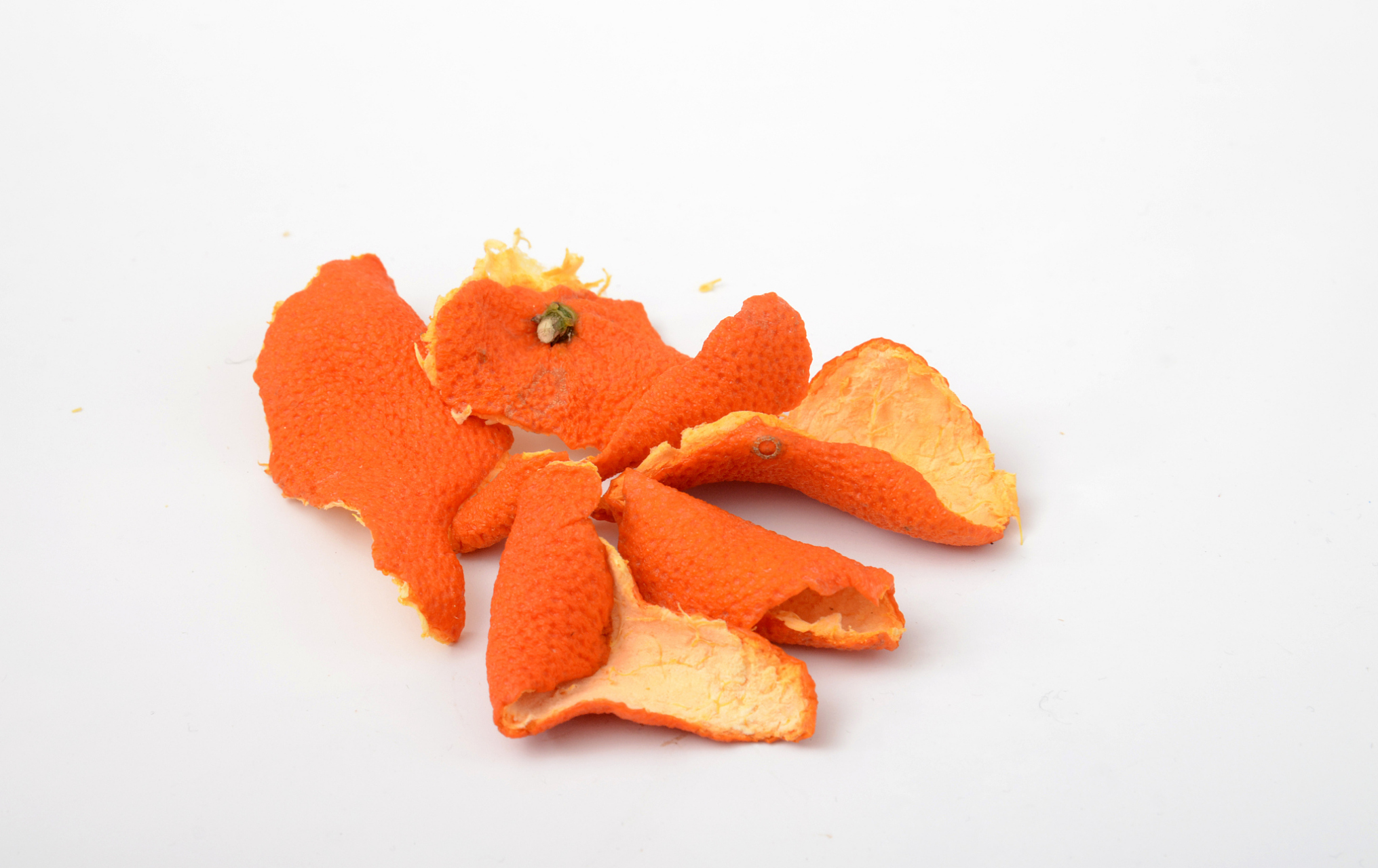 11566 首先,橘皮是柑橘类水果的外皮,通常呈鲜艳的橙色或红色.