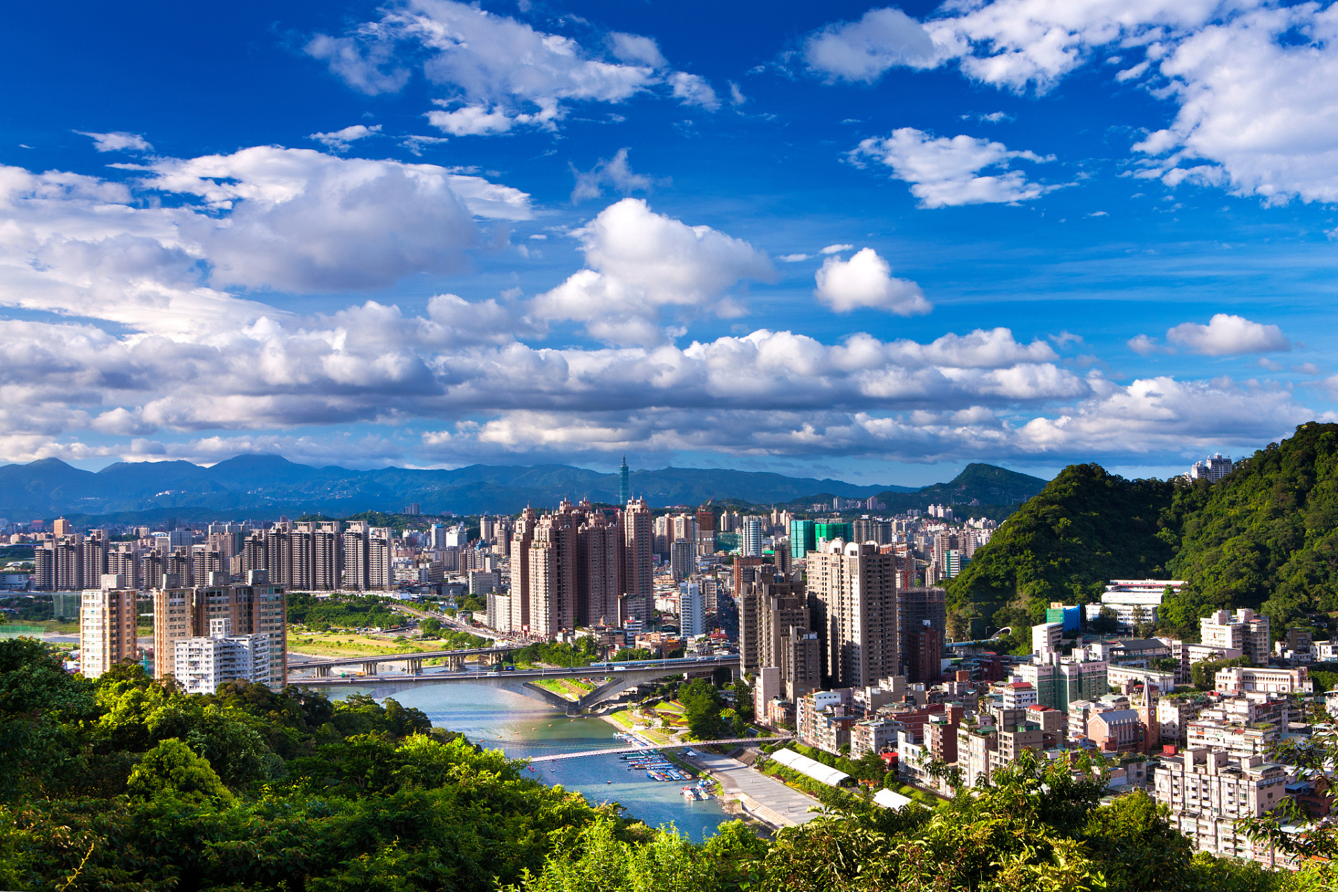 六盘水,别称"中国凉都",位于贵州西部,市名来自最初下辖的六枝,盘县和