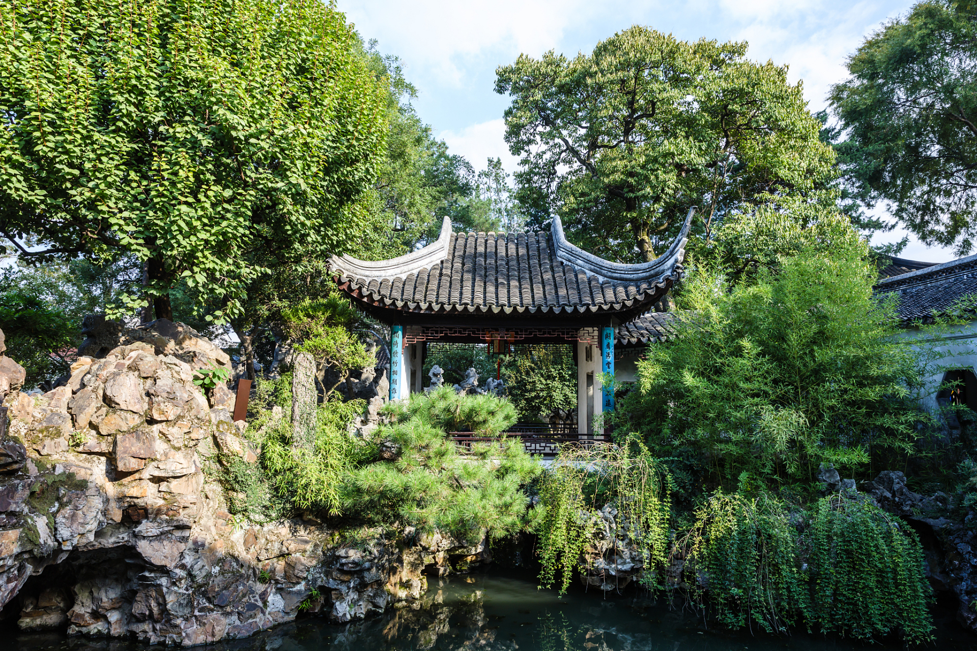 以"人间天堂"的苏州园林著名,有"四大名园"之称,分别是沧浪亭,狮子林