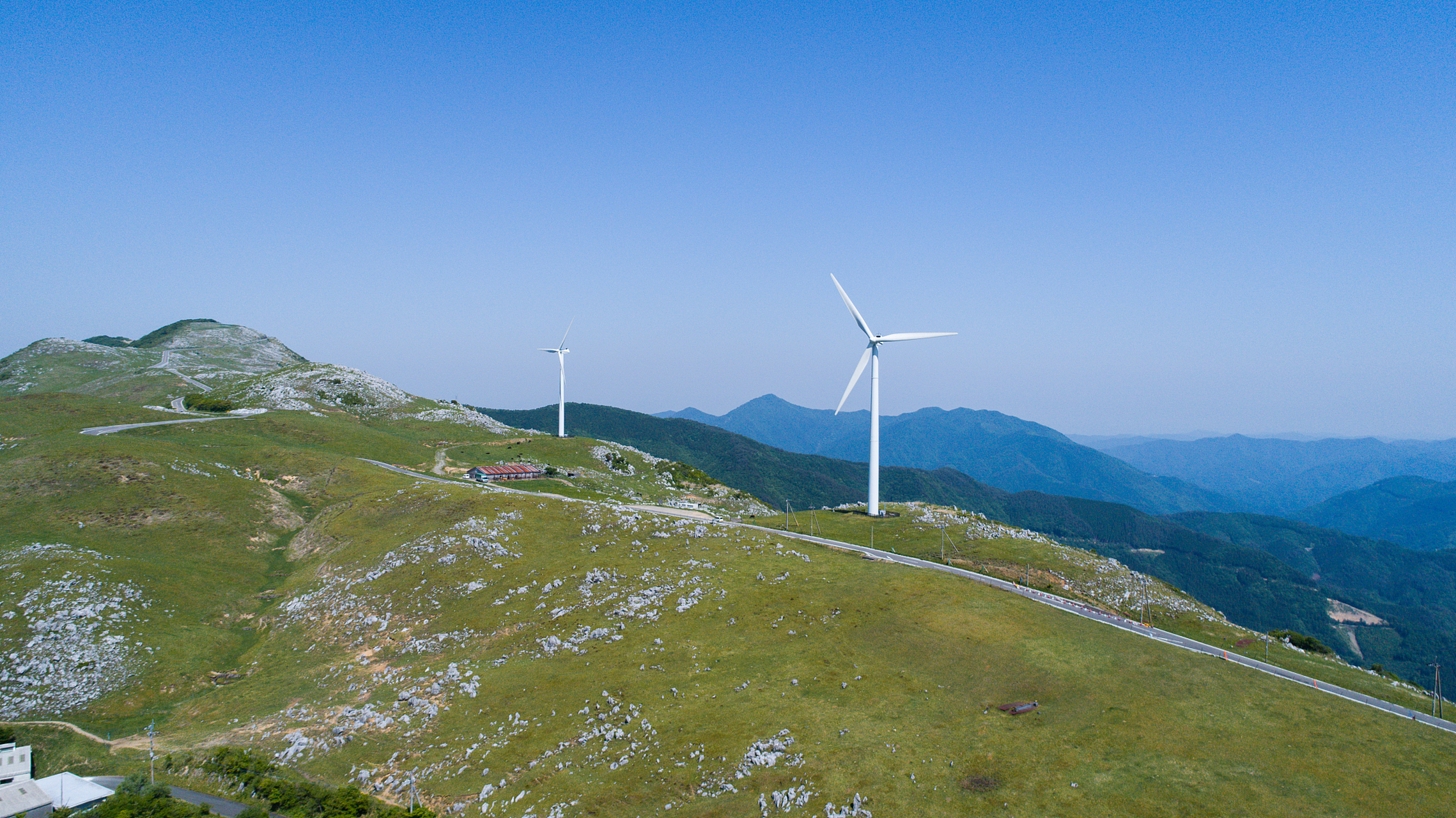 来到温州地区的大型户外乐园,你将被苍南云海草原的壮丽景色所包围.