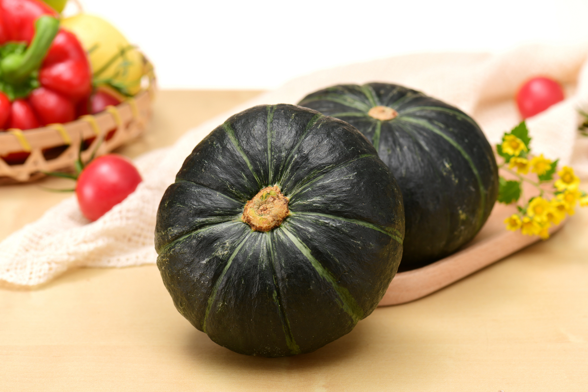 贝贝南瓜是一种小巧玲珑,口感独特的南瓜品种,它的个头比普通南瓜要小