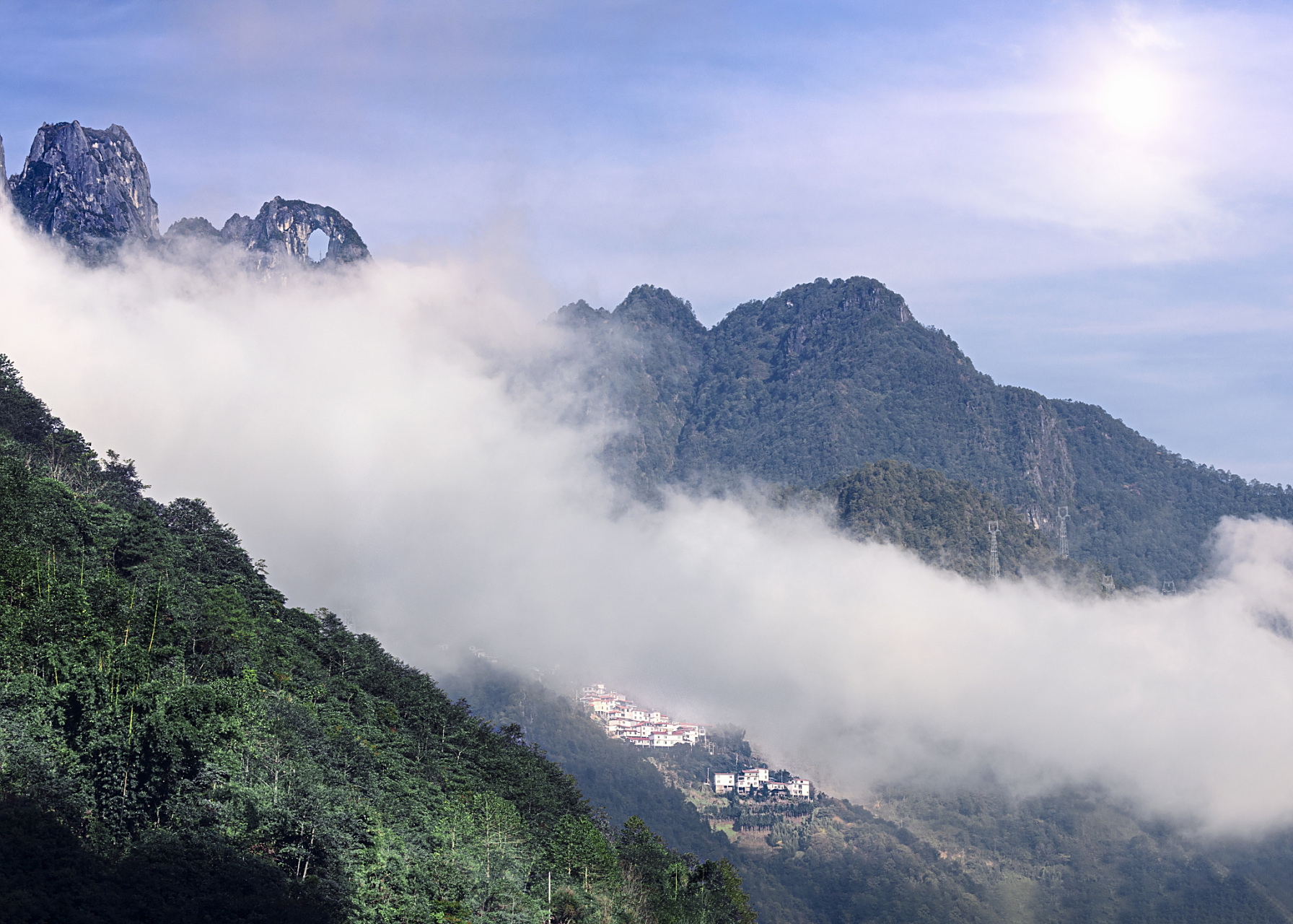 旅行中的治愈日常#夏日莲峰云海景区,坐落在九华山莲花峰,位于九华 