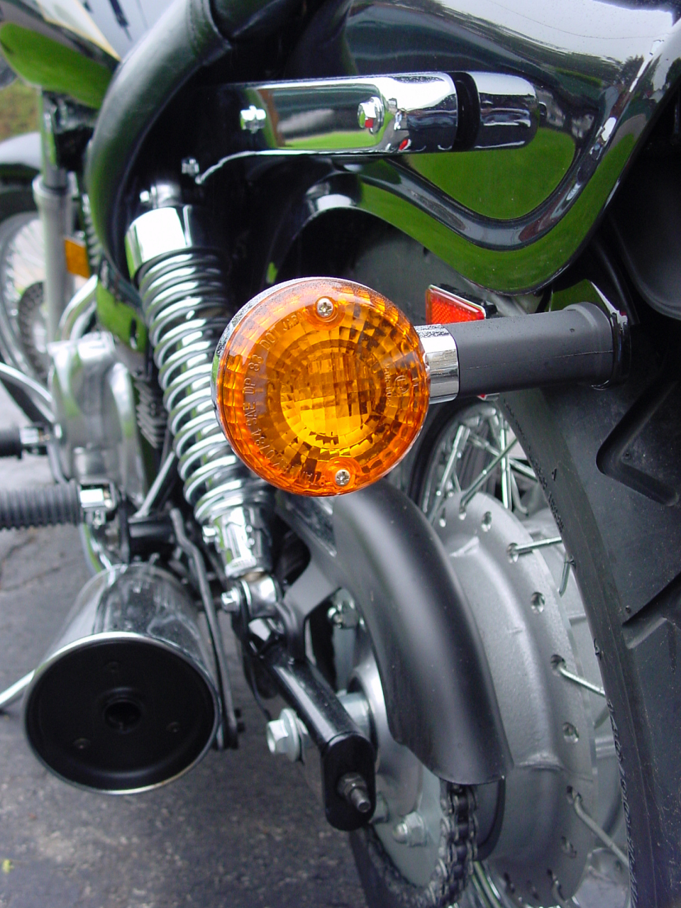 踏板摩托车制动系统采用鼓式刹车和碟式刹车,前后轮均装有制动装置,右