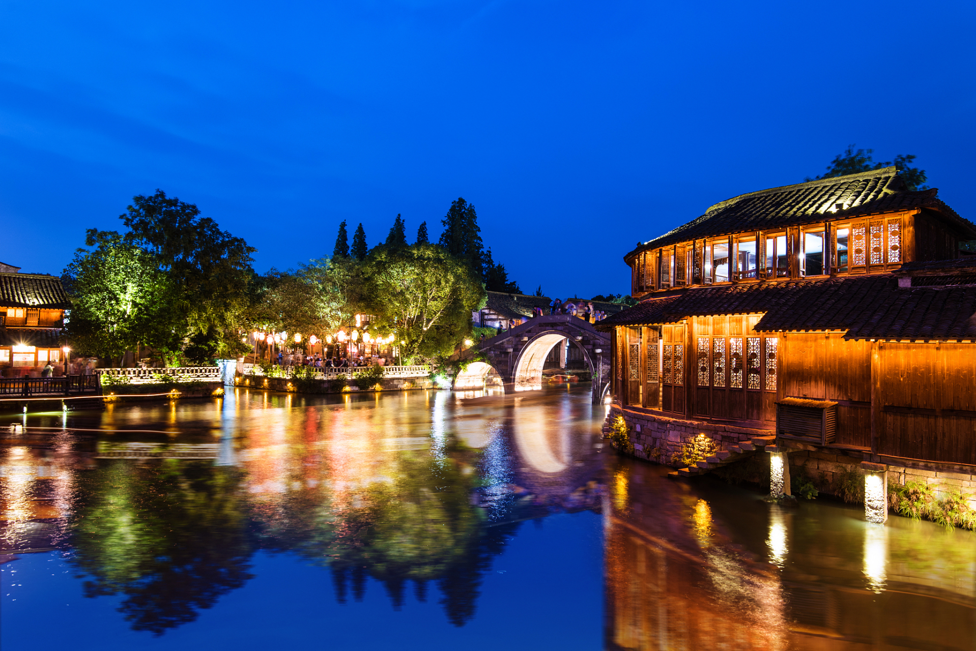 乌镇是桐乡北郊一座历史悠久的江南古镇,主景区分为西栅,东栅,赏西栅