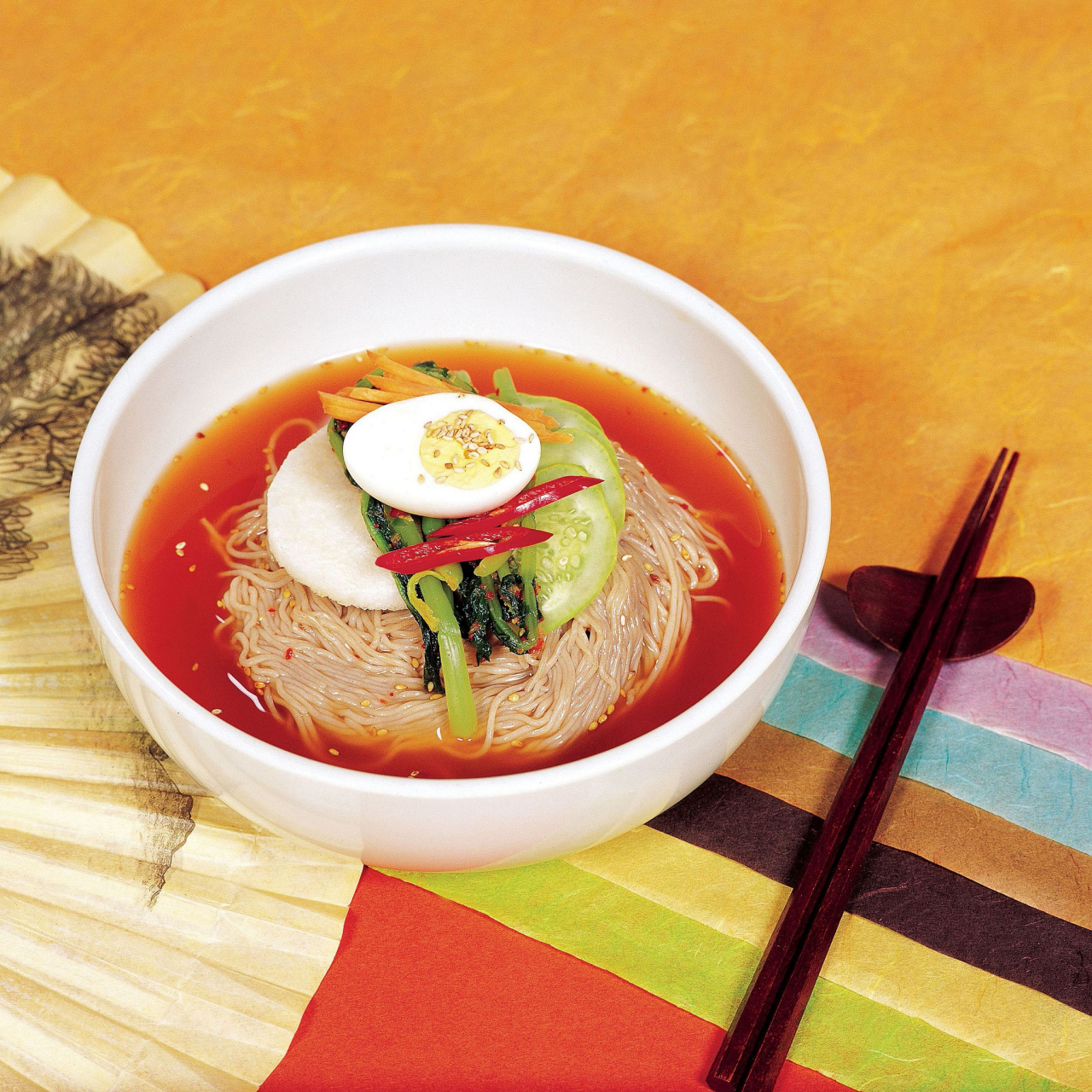 吃朝鲜冷面喽,面条劲道滑溜,冷面汤冰冰凉凉,鲜爽酸甜,这就是我对于