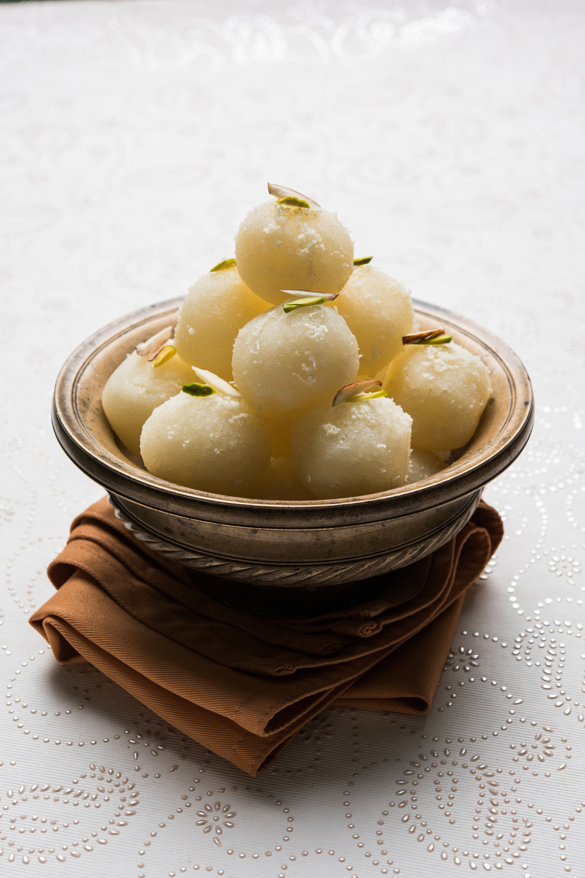 桂花糯米团子是一道传统的中式甜点,以香甜的桂花香味和软糯的糯米粉
