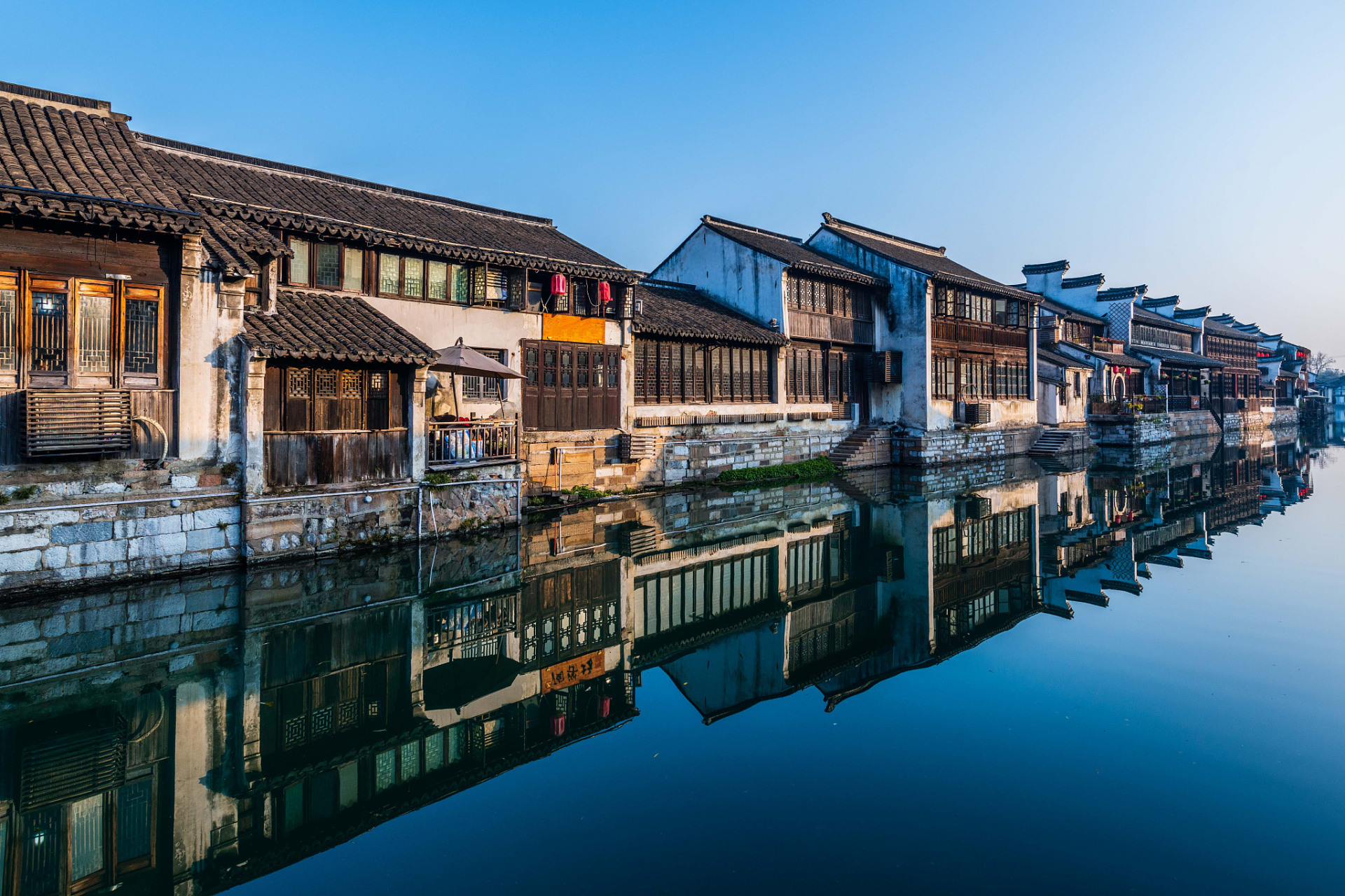 以下是一份以两天一夜为例的湖州旅游攻略,希望能帮助到你:  **一