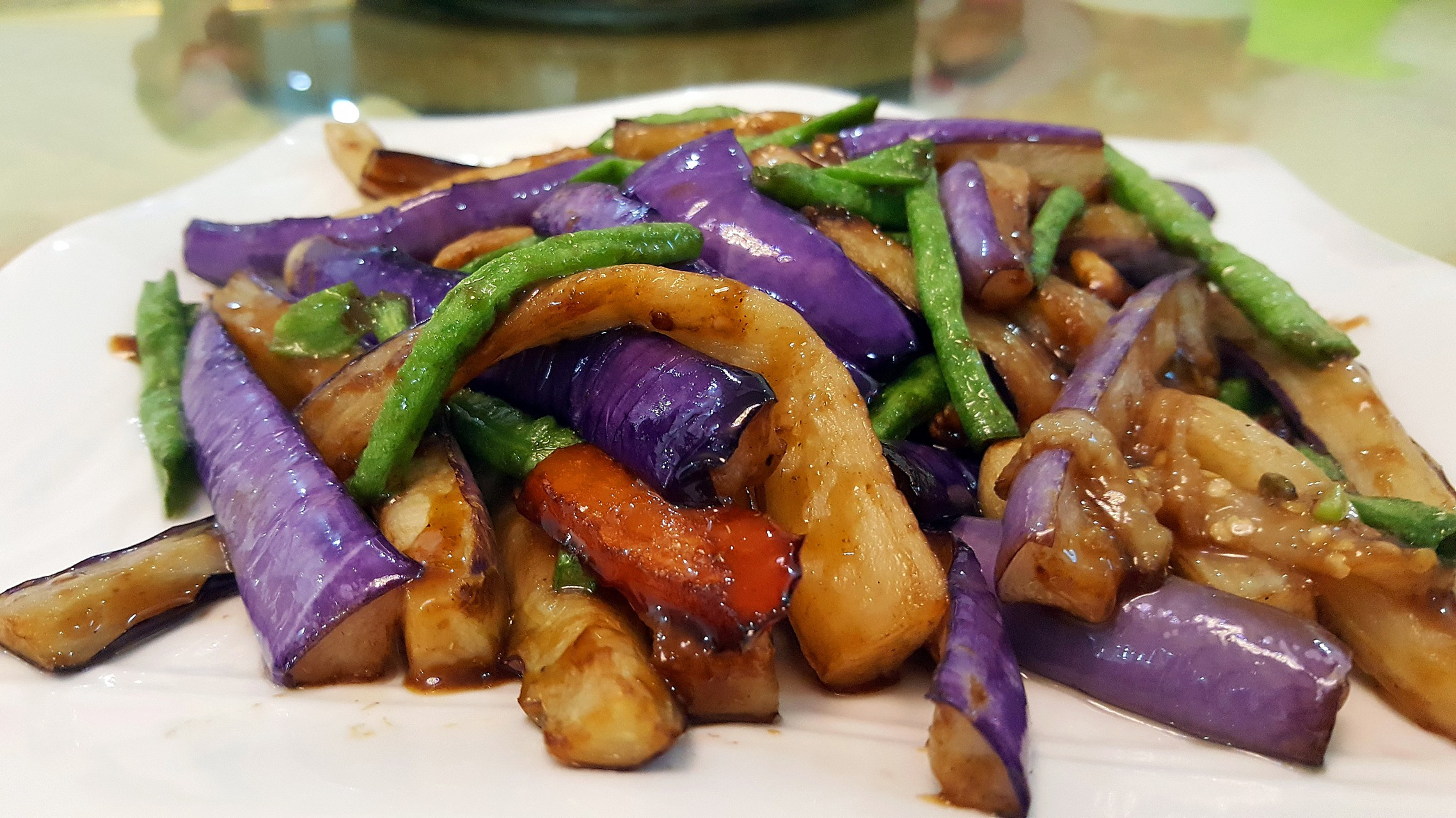 在我们的日常生活中,豆角烧茄子是一道非常常见的家常菜.