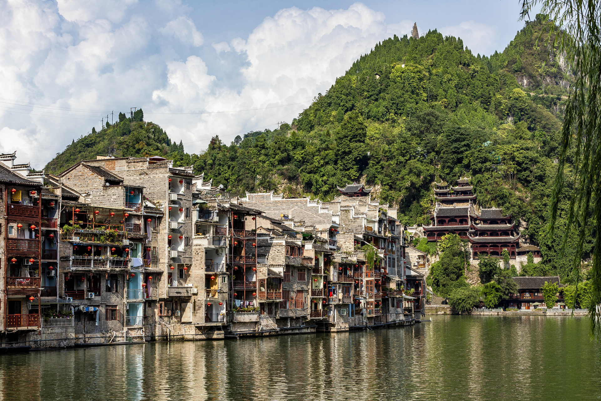 贵州旅游热点——镇远古城,位于贵州省黔东南苗族侗族自治州,享有