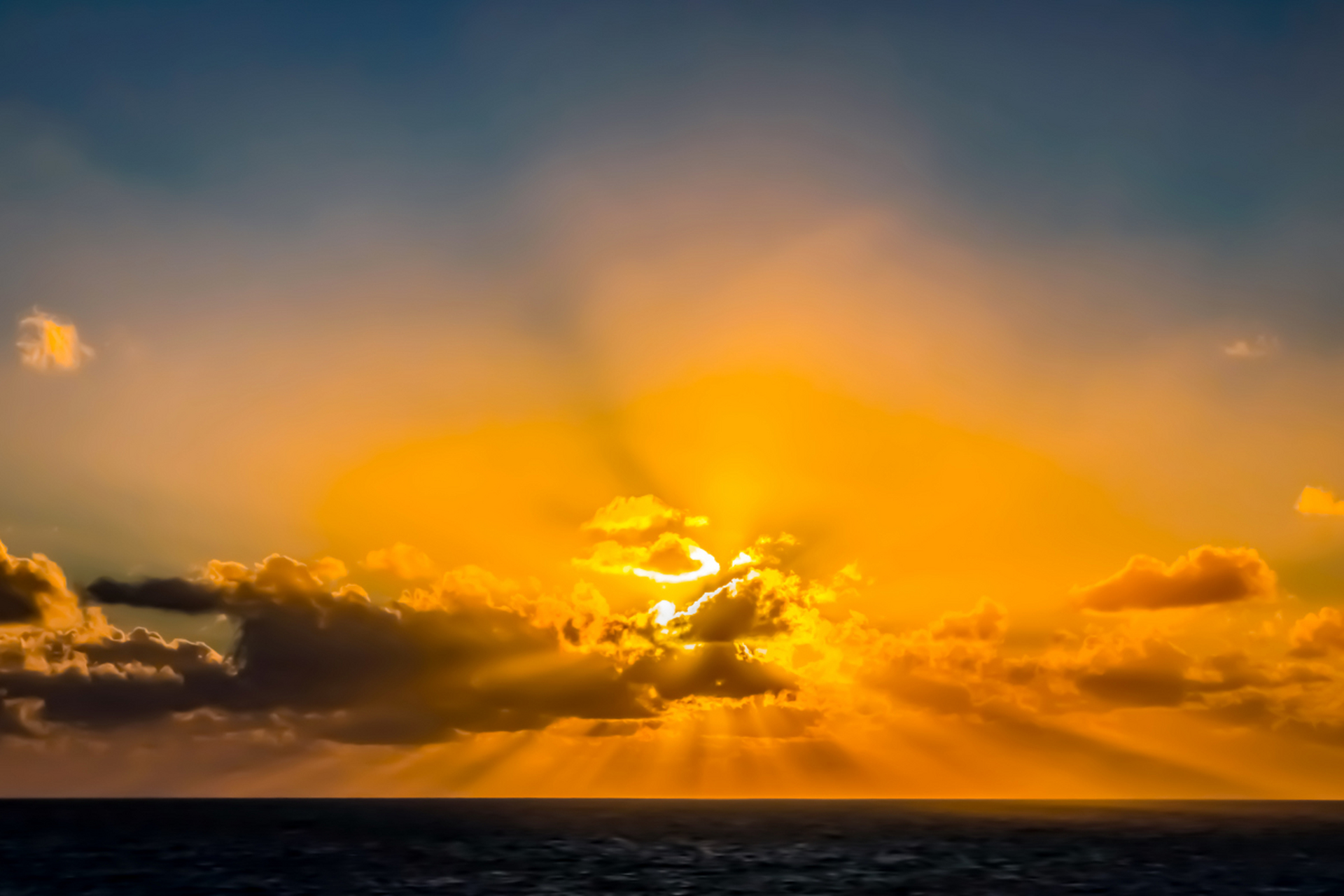 在破晓的曙光中, 力量悄然苏醒, 它如晨曦中的第一缕阳光, 温暖而明亮