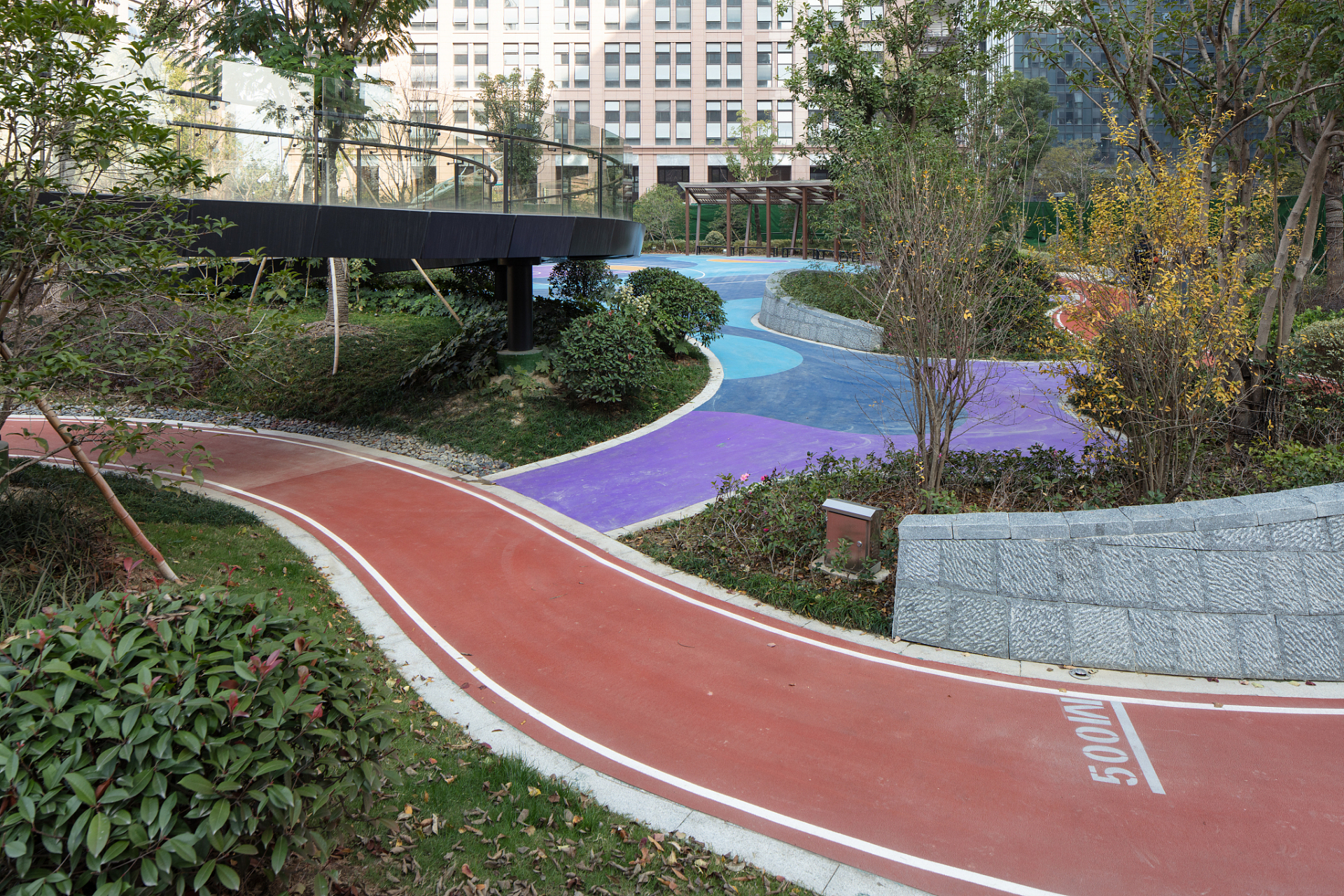 春游,早上可以在公园内的环形跑道或专门的健身区域进行晨跑或者瑜伽