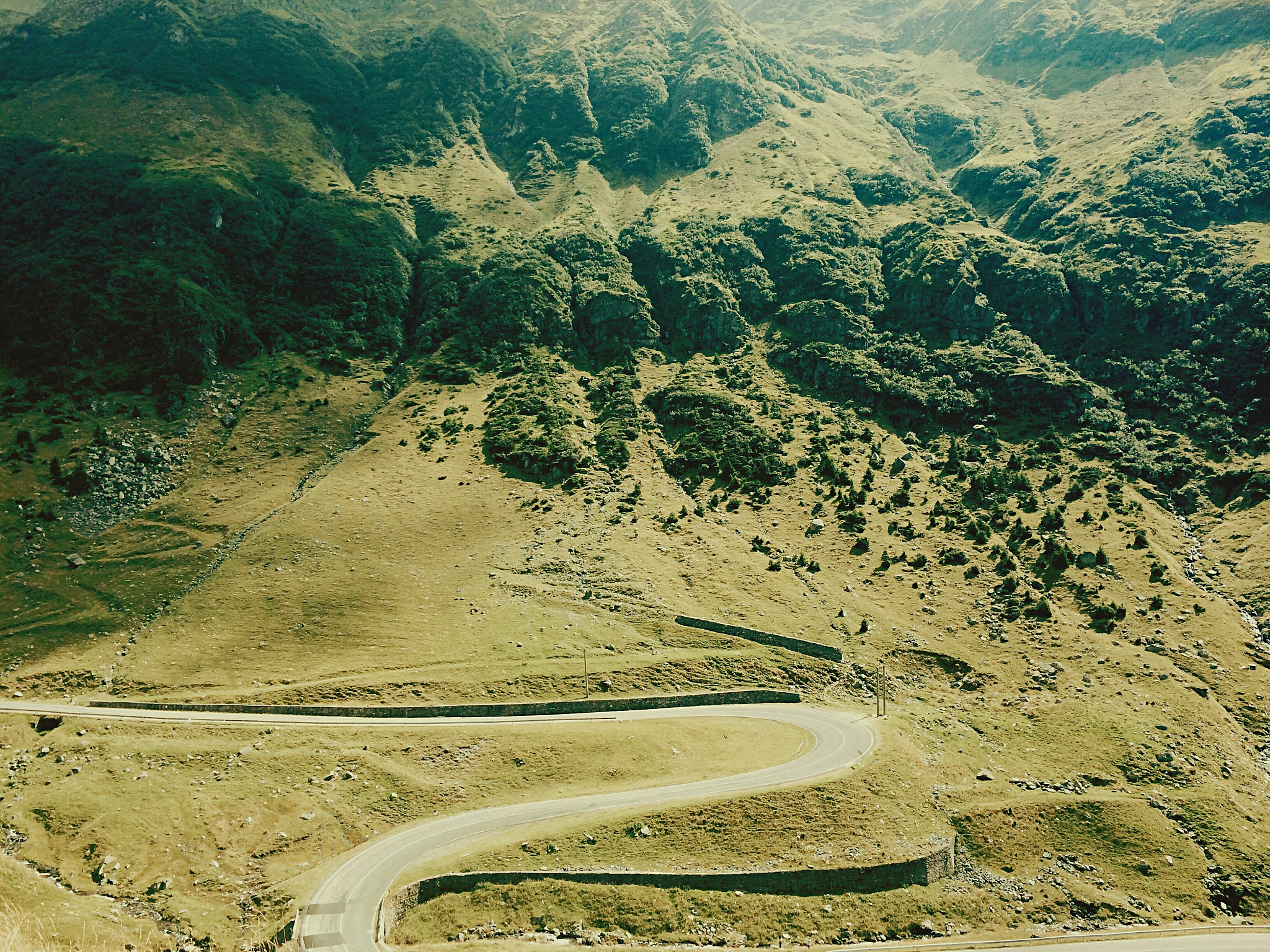 地平面在上下跌宕起伏.反复的起伏扭动当中