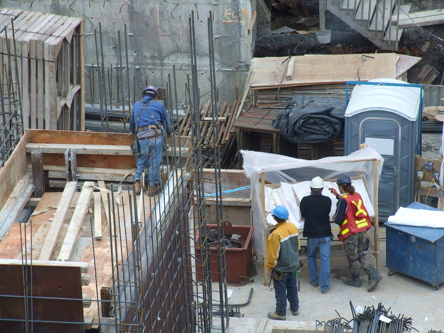 模板拆除安全技术交底内容: 1.