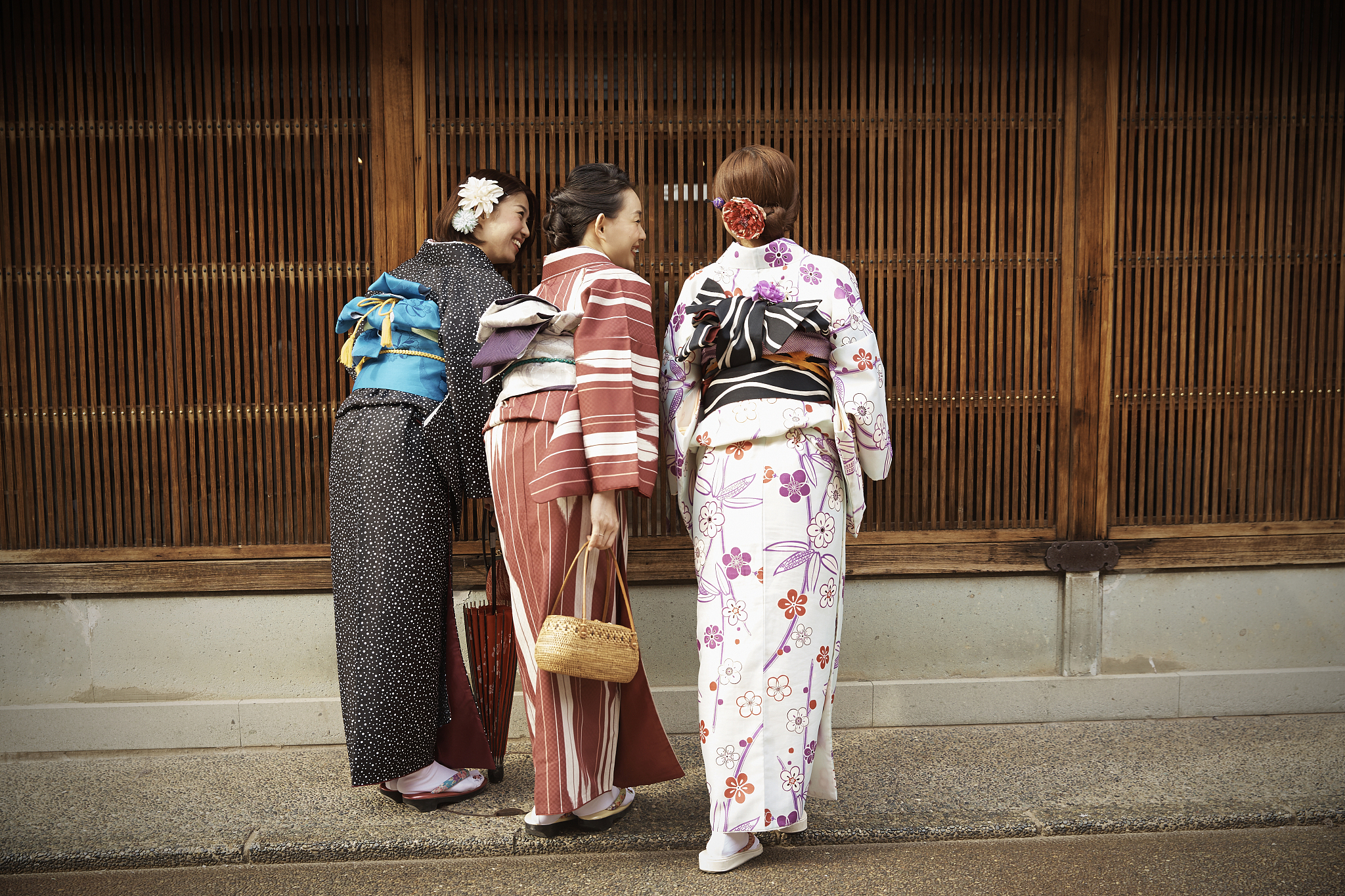 最近一则新闻让人不禁陷入深思,一女子穿着和服逛街时遭到市民指责