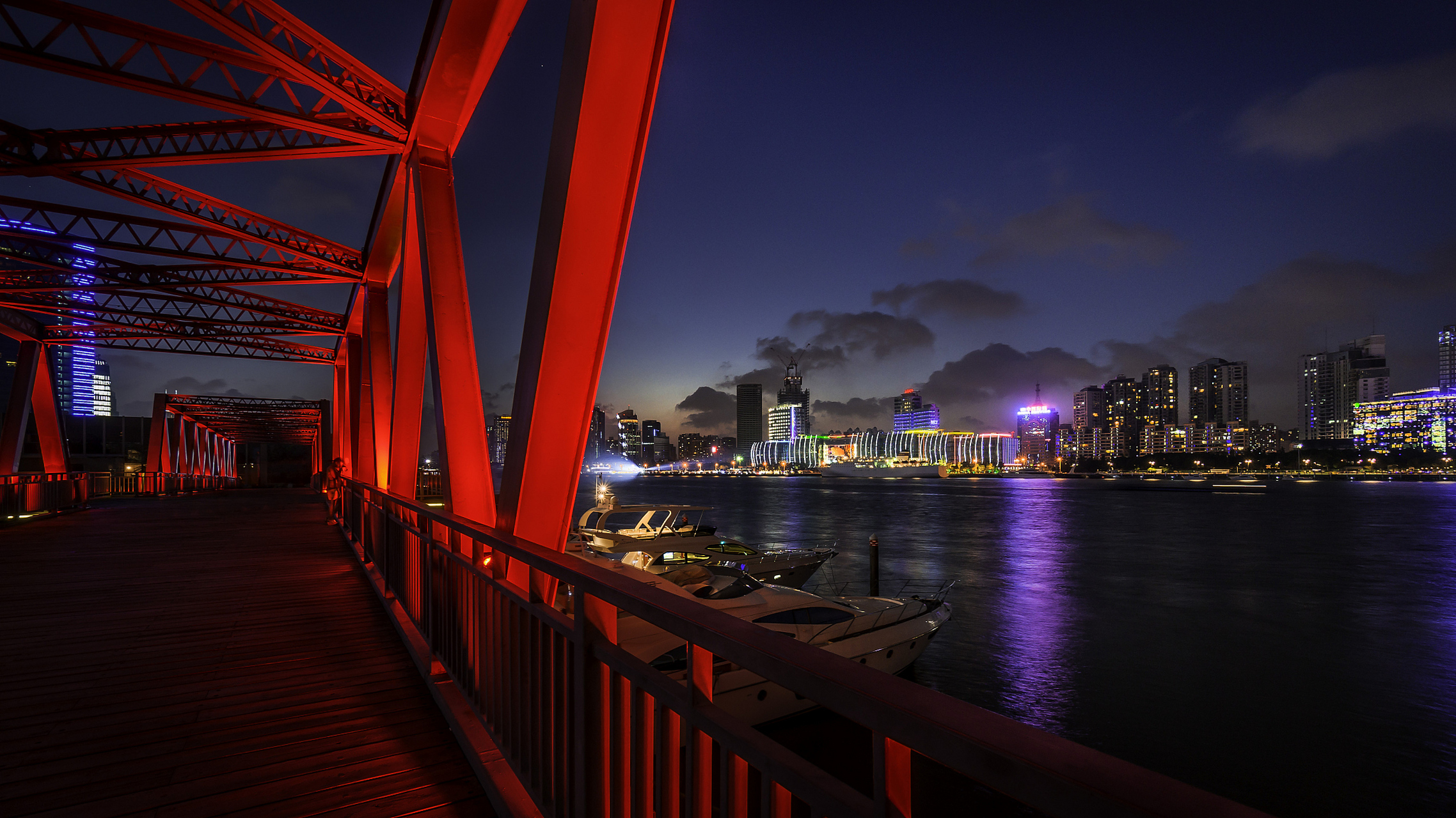 杭州拥有丰富多彩的夜景,西湖,南宋御街,城市阳台,钱塘江和千岛湖等地