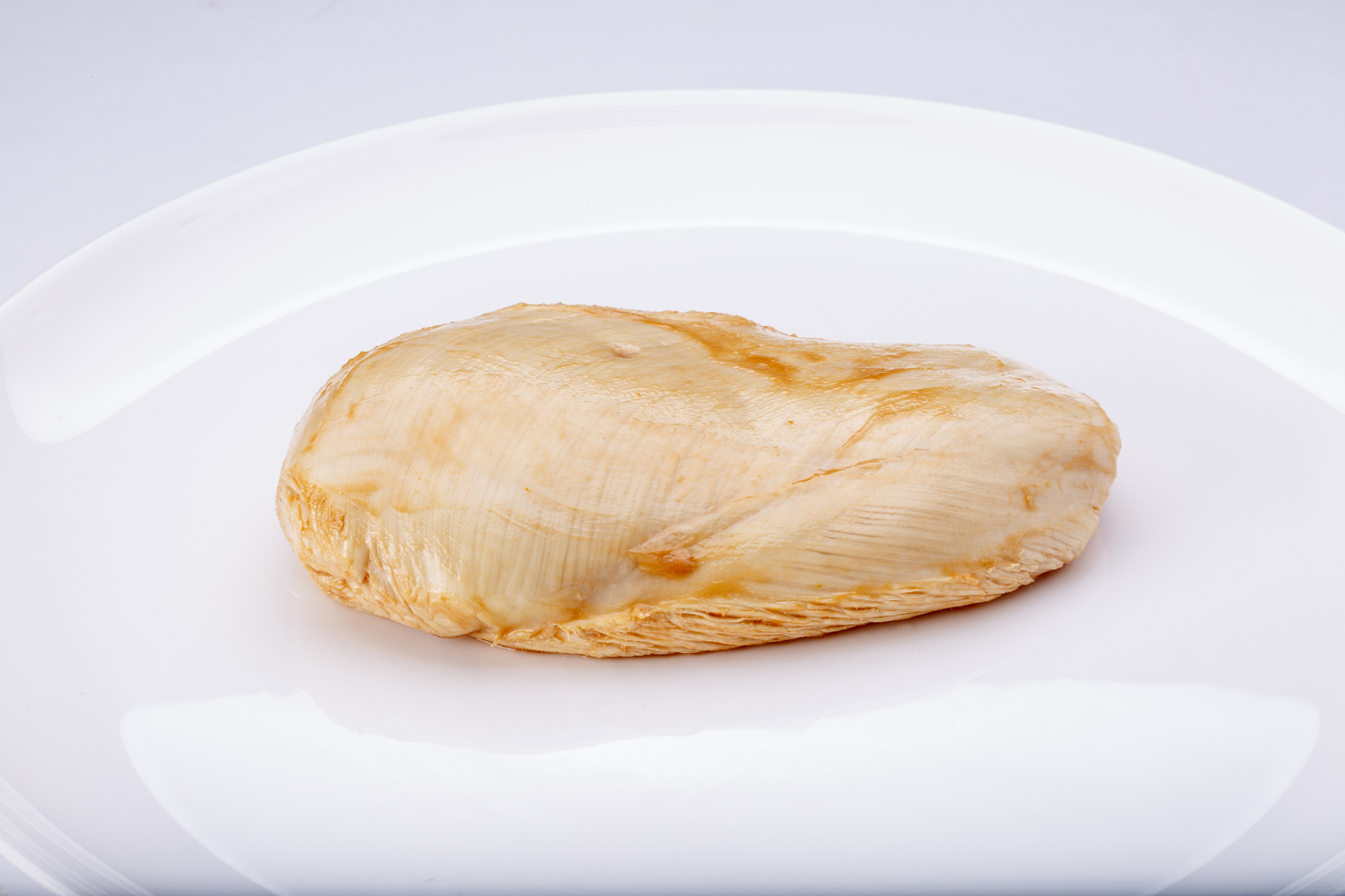 消费者应学会鉴别人工合成鱼胶,通过观察外观,闻气味,查看成分列表和