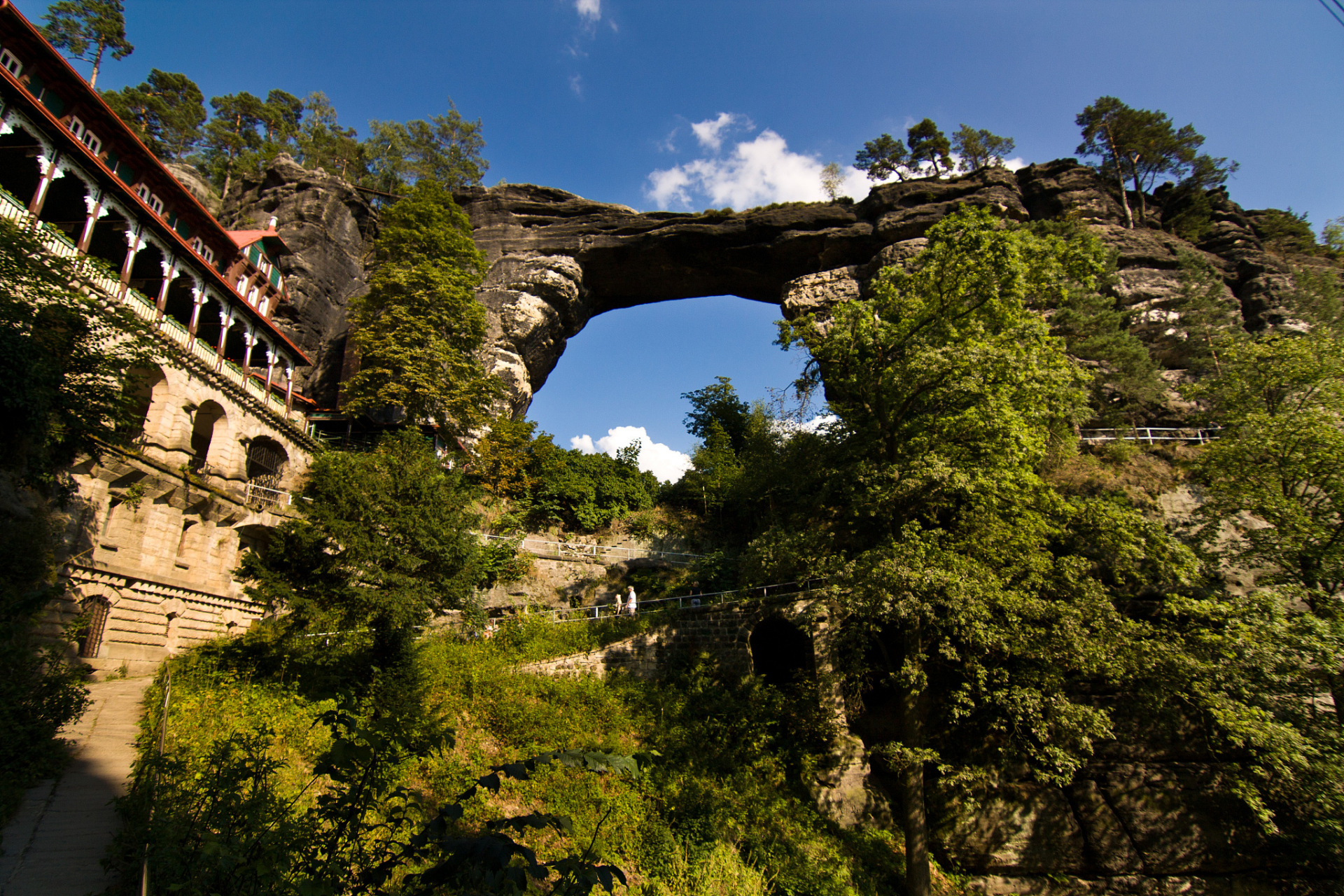 夜郎古国:石破云初  夜郎古国,这是一个藏在历史云雾中的地方,一个让