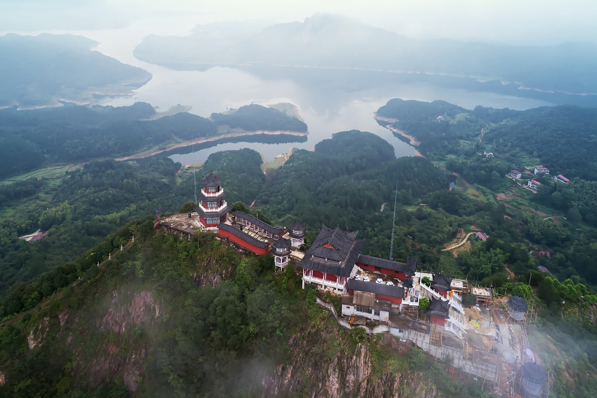 位于湖北省大冶市刘仁八镇的黄石龙风山旅游景区,是一处集山水风光