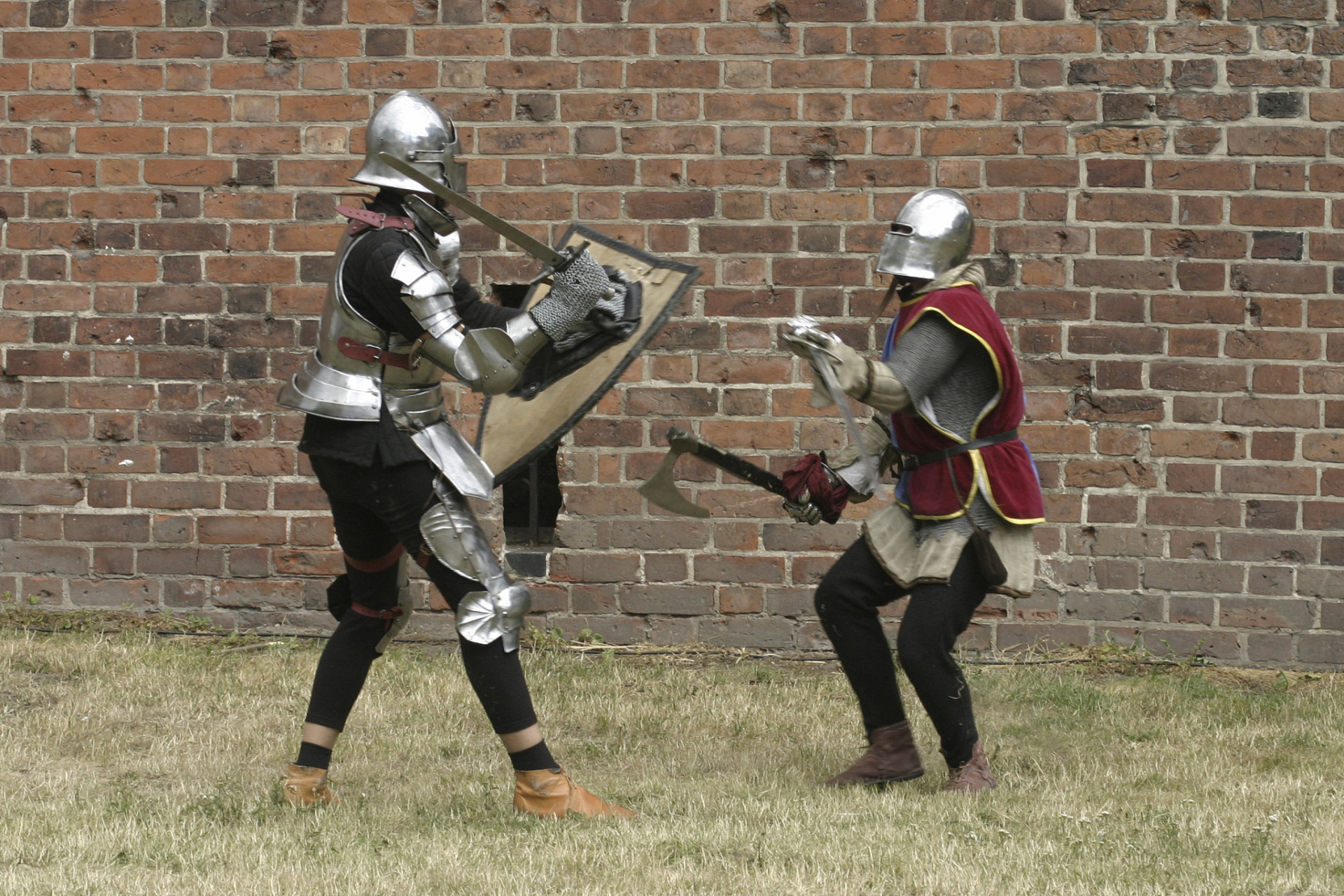 二战战场上,士兵为什么不举着一个铁盾牌冲锋,铁盾牌应该能挡住前方的