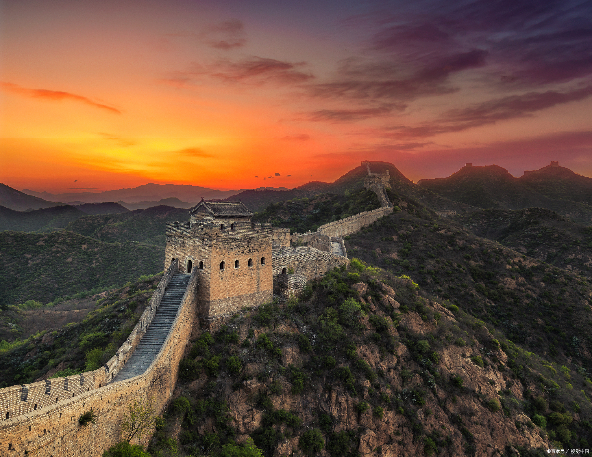 2. 前面的河流多么地群蜿蜒曲折.3. 万里长城蜿蜒曲折,看不到尽头.