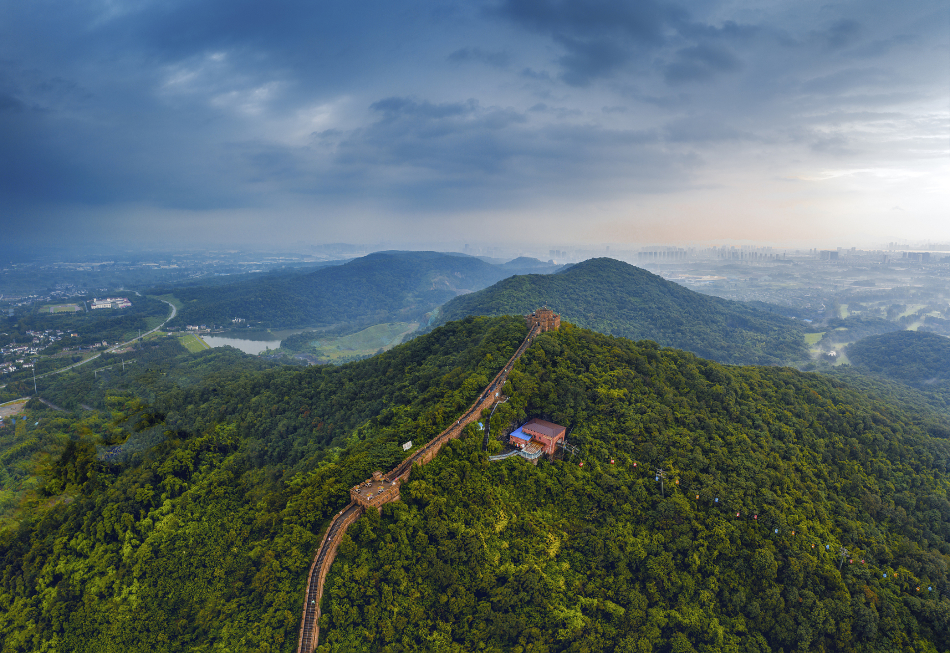 江苏省南京市玄武区的钟山风景名胜区,别名钟山风景区,是中国著名的