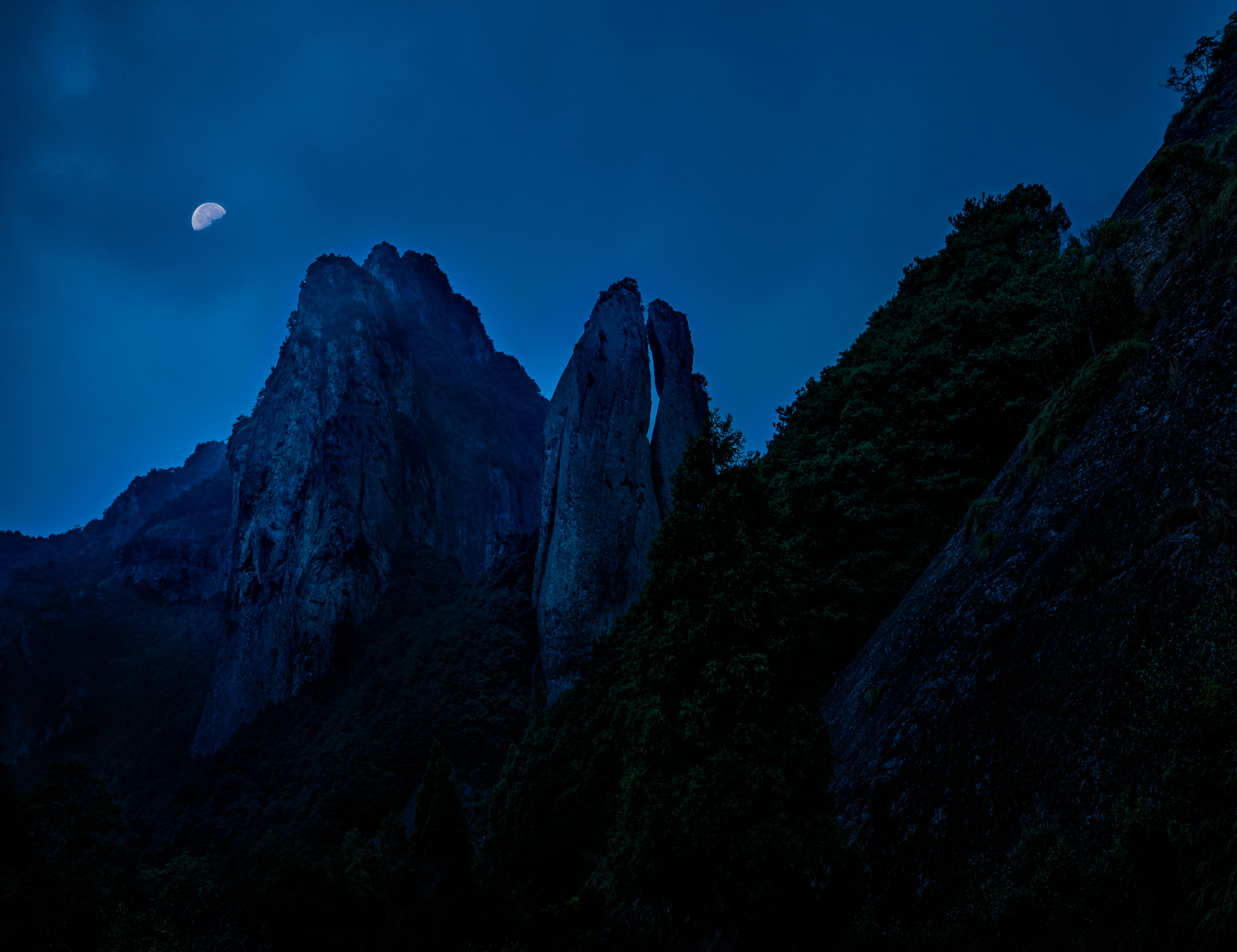 雁荡山灵峰夜景,如梦如幻,宛如仙境.