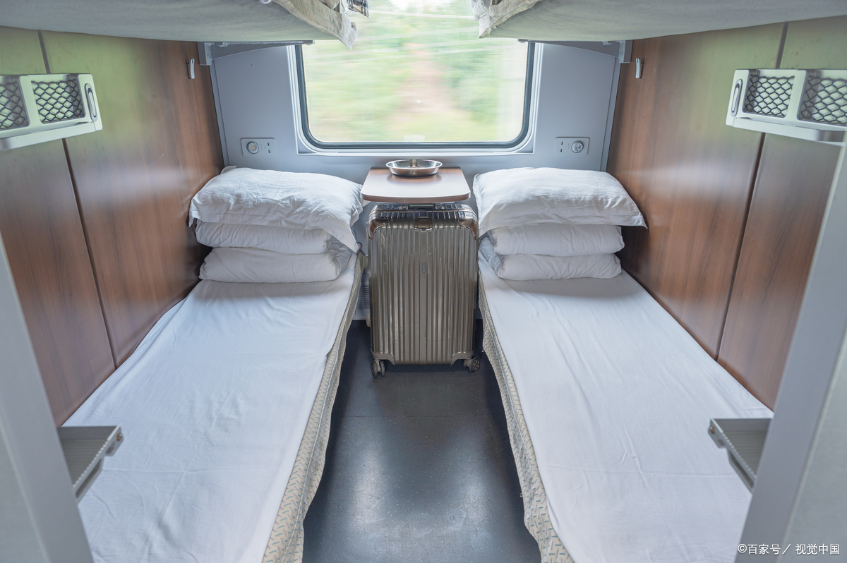 **车厢布局**:硬卧车厢内分隔成的隔间有半包式和敞开式,但没有门