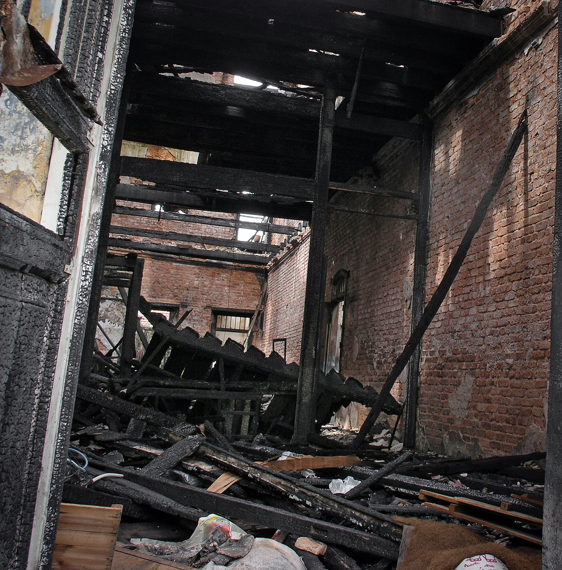 杭州这对夫妇旅游归来,却发现豪华别墅竟成火海遗迹,心痛指数爆表!