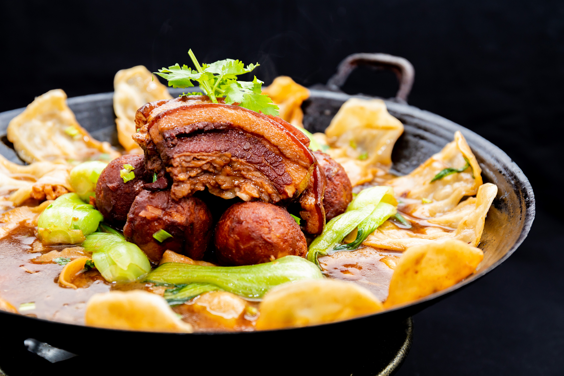 锅子菜的做法:锅子菜的主料为一汤多菜:一汤为排骨汤;多菜为青菜,黄笋