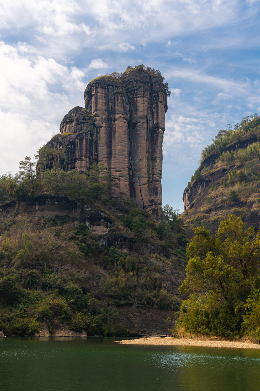 武夷山国家森林公园位于福建省武夷山市,以森林生态和自然景观为主.