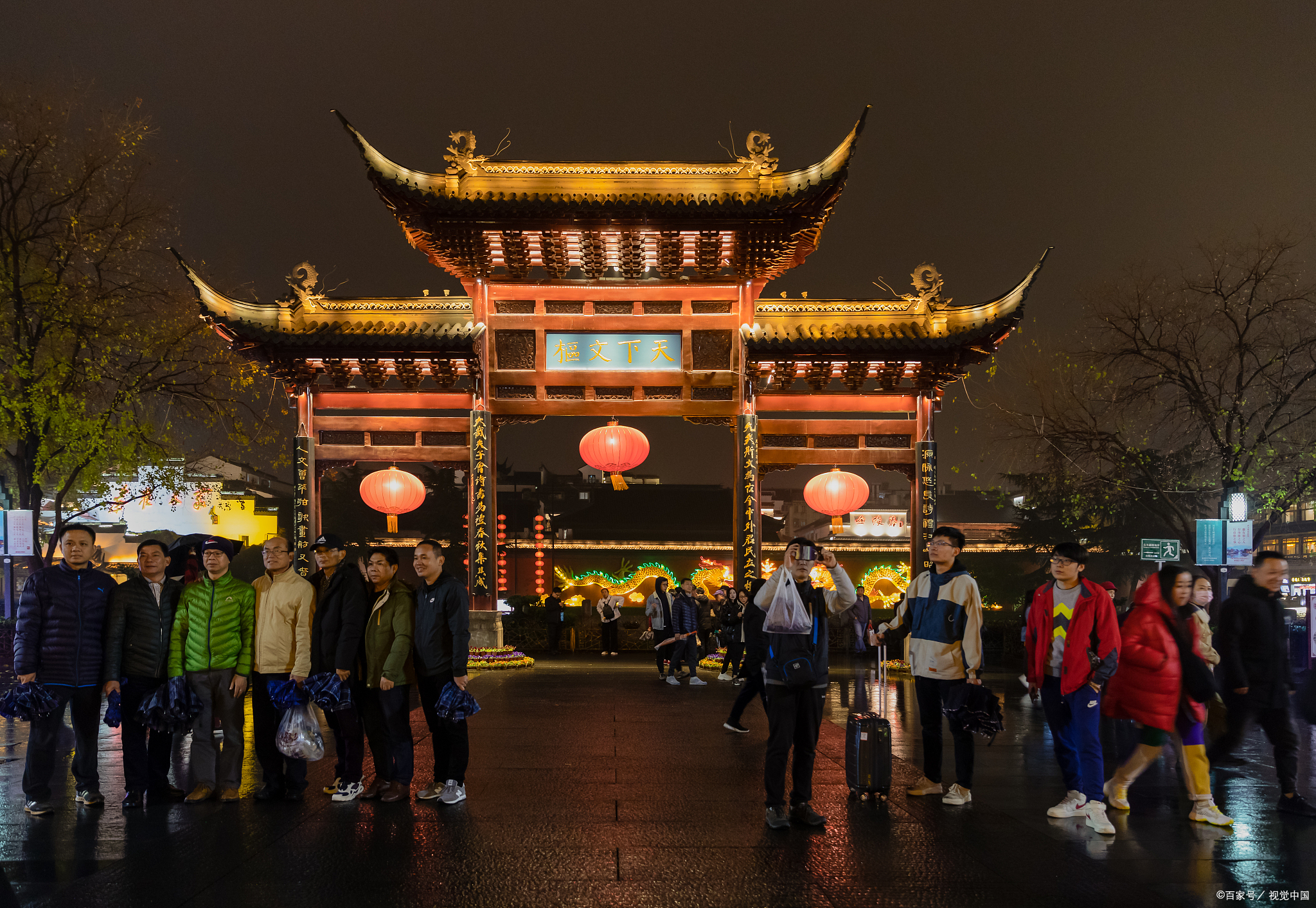 南京夫子庙:古韵今风的文化盛宴  当你步入夫子庙大门时,仿佛穿越回到