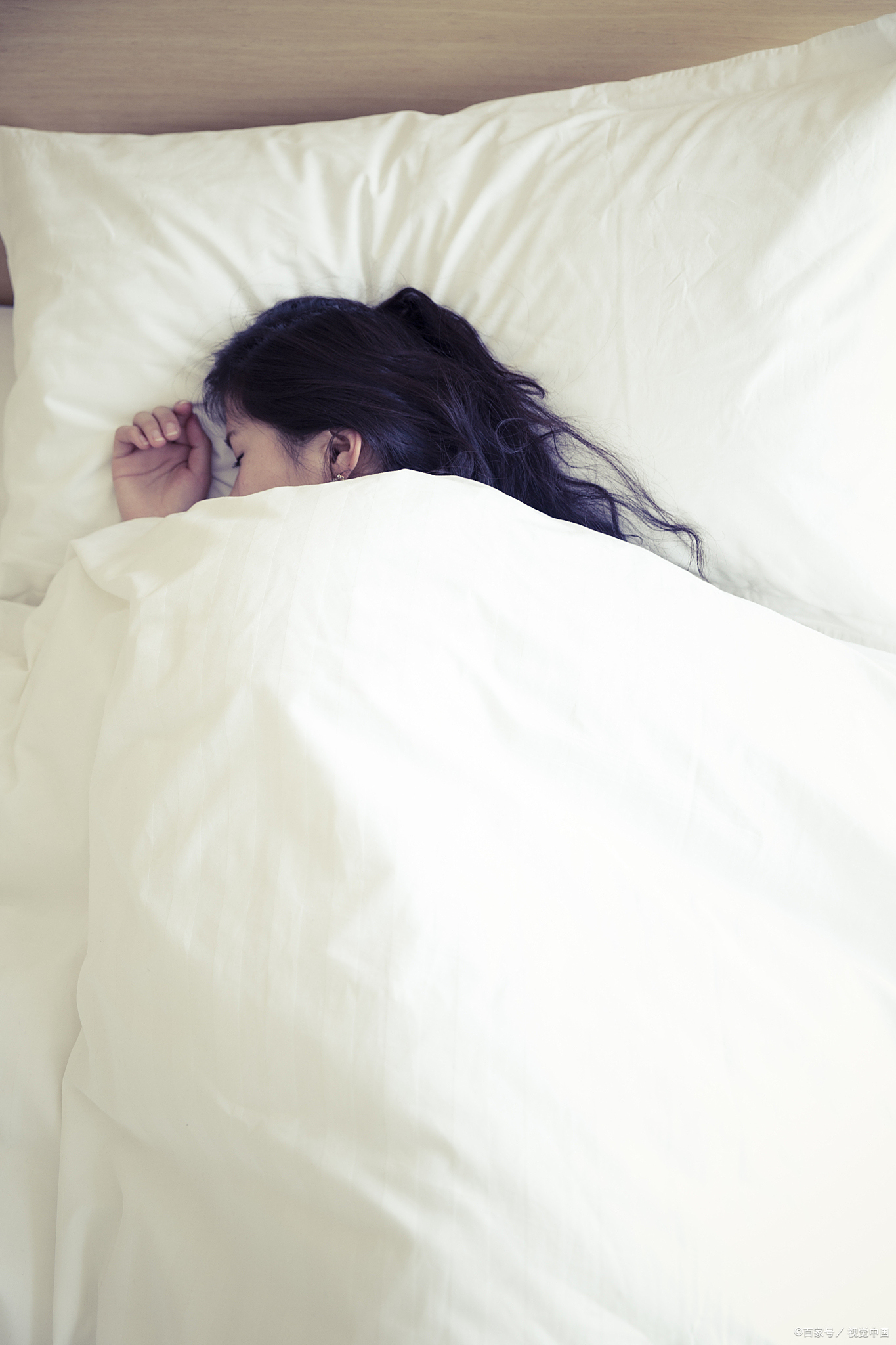 里的唯美图片成熟女子躺床上性感图片女士睡觉的安慰画面晚安真人图片