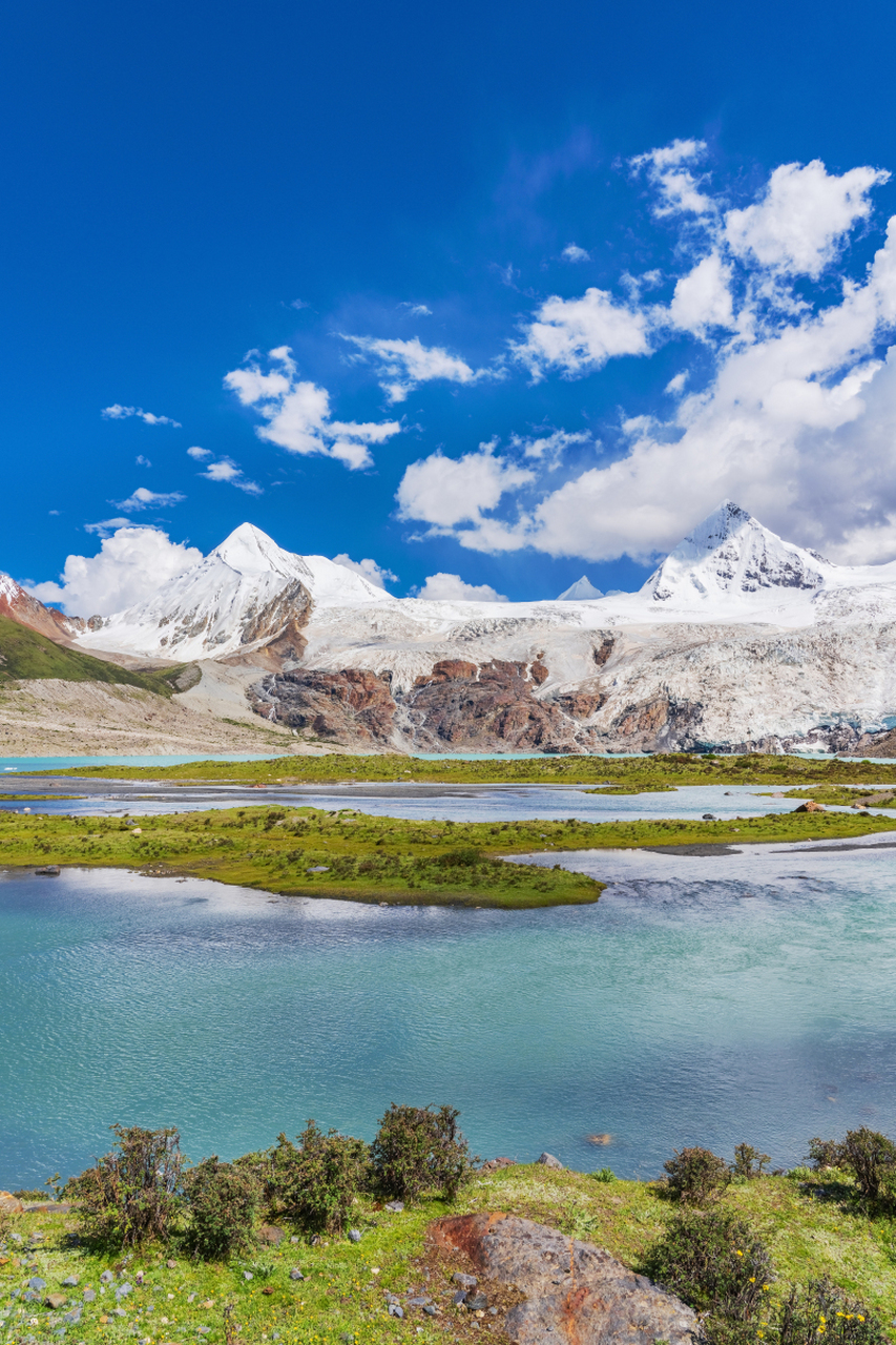 西藏的萨普神山以其壮丽的景色令人叹为观止.