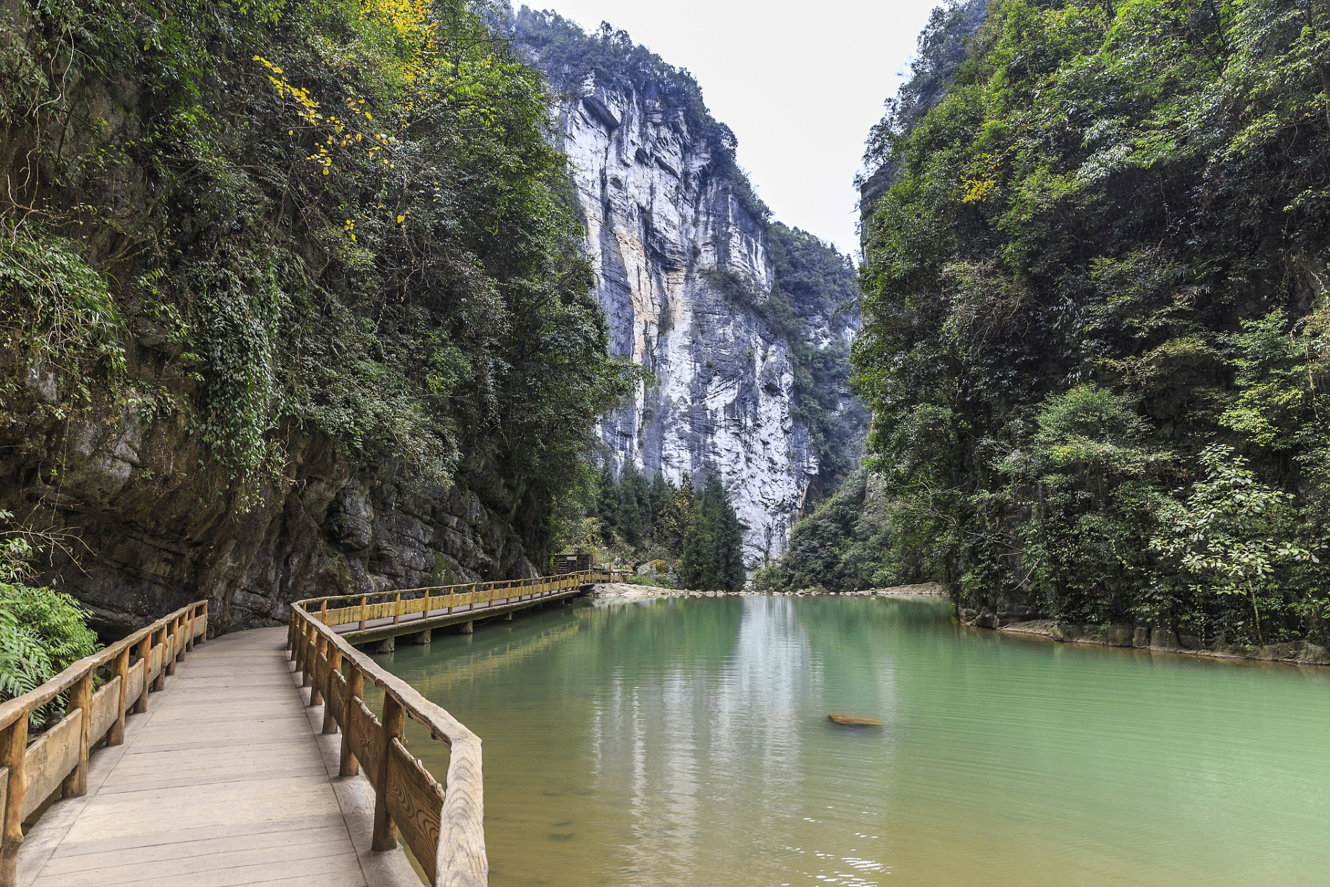 小南海风景区位于重庆市黔江区,是一个高山淡水湖泊,也是国内保存最