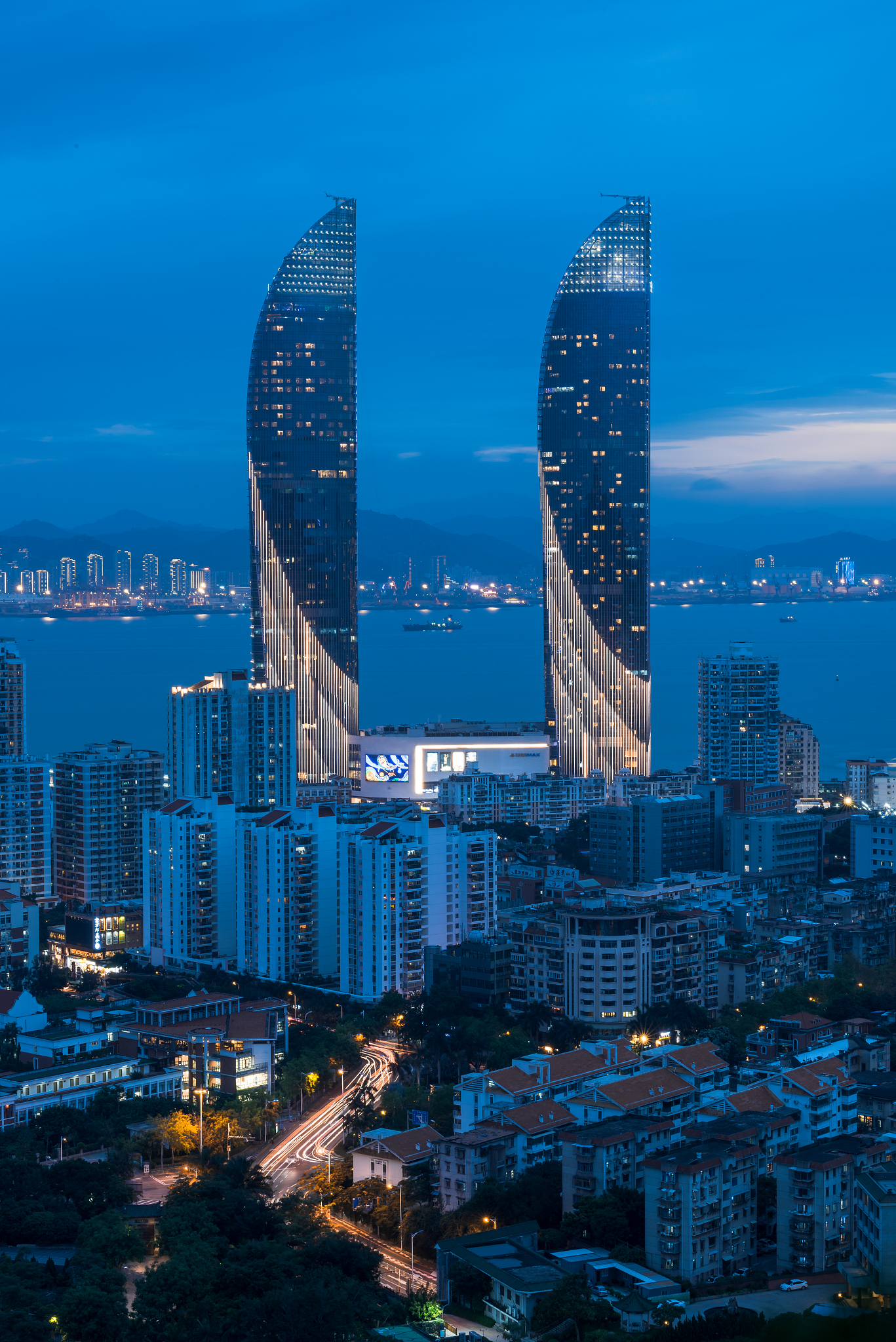 厦门双子塔,又名世茂海峡大厦,是厦门的标志性城市景观之一,以下将从