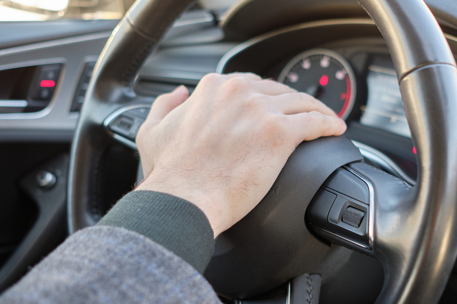 高速时速130单手握方向盘安全吗?