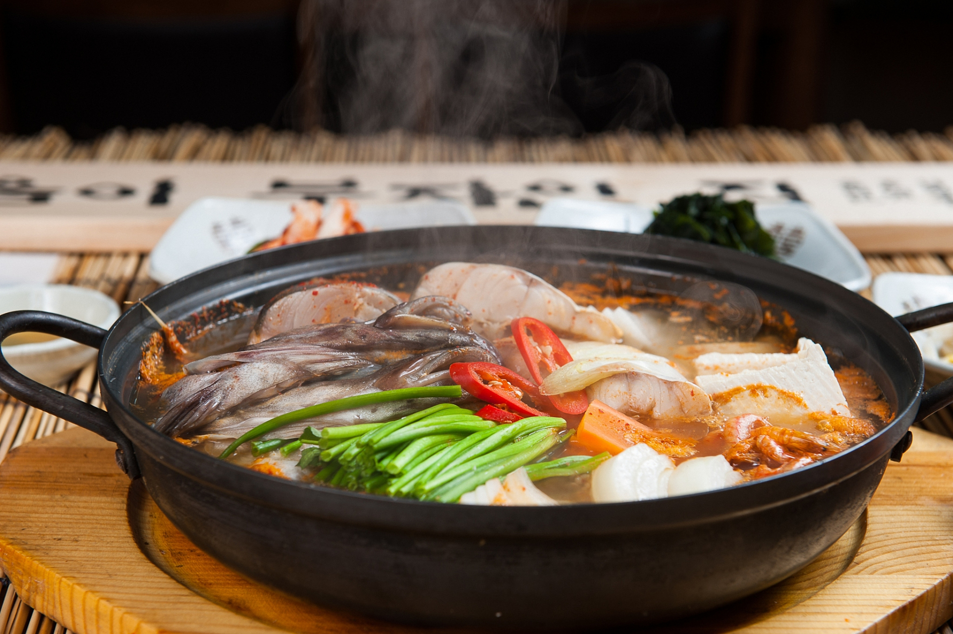 大理砂锅鱼  砂锅鱼就要吃大理的,选砂锅都很是有讲究的,砂锅要选祥云