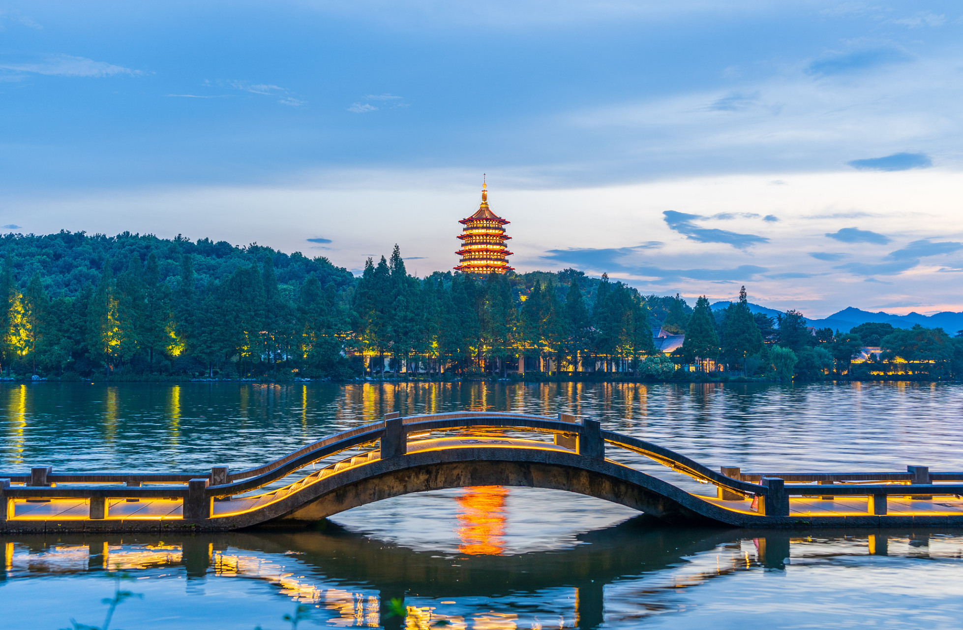 九月动态激励计划# 西湖是杭州的代表性风景名胜区,其独特的自然风光