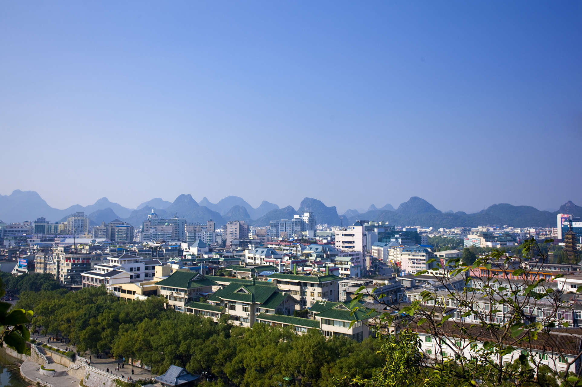 灵川县隶属于广西桂林市,位于广西东北部,东,南,西三面环抱桂林市