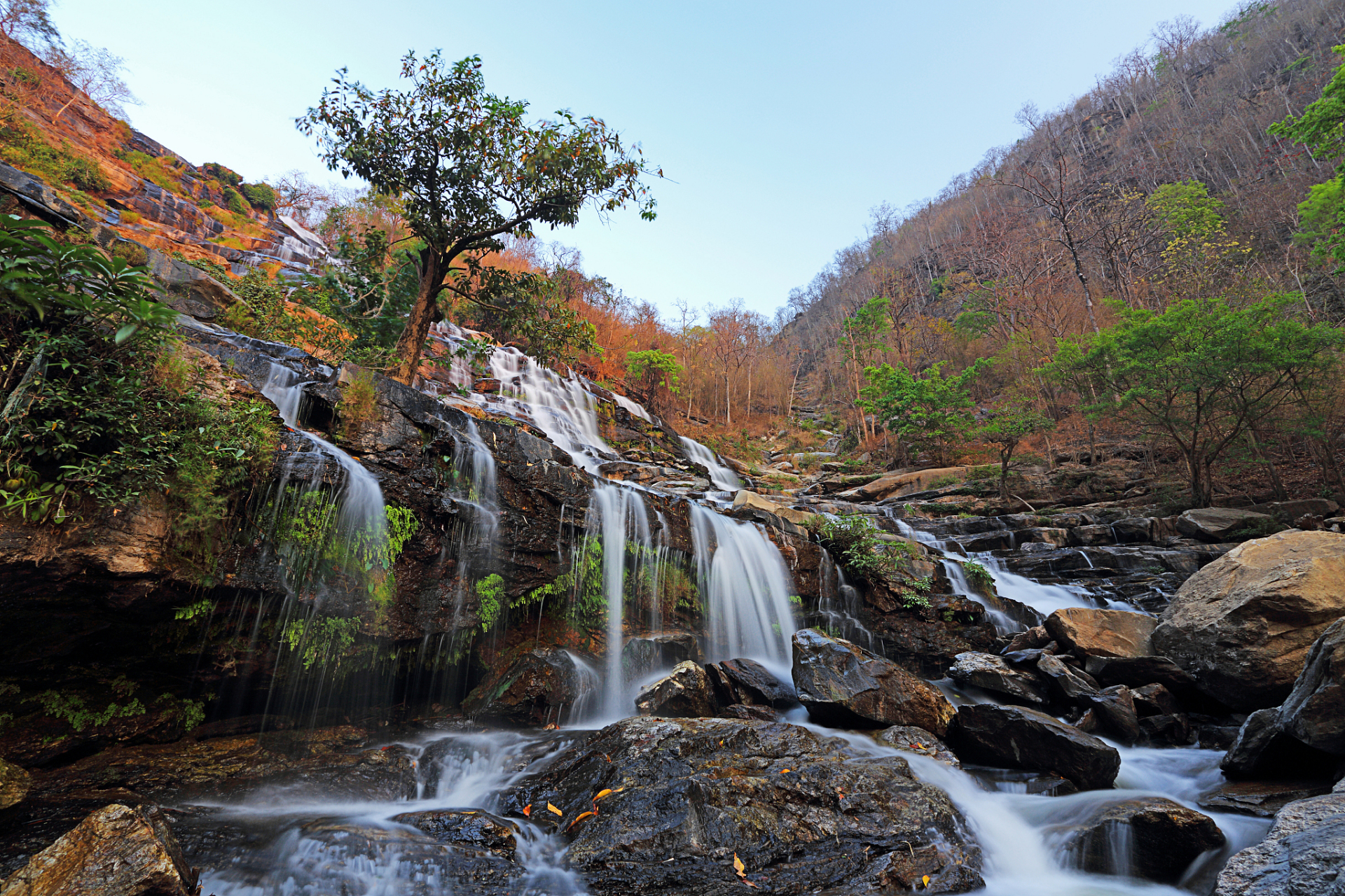 大石湖,深藏于辽宁省本溪市本溪满族自治县的壮丽山林之间,是中华枫叶