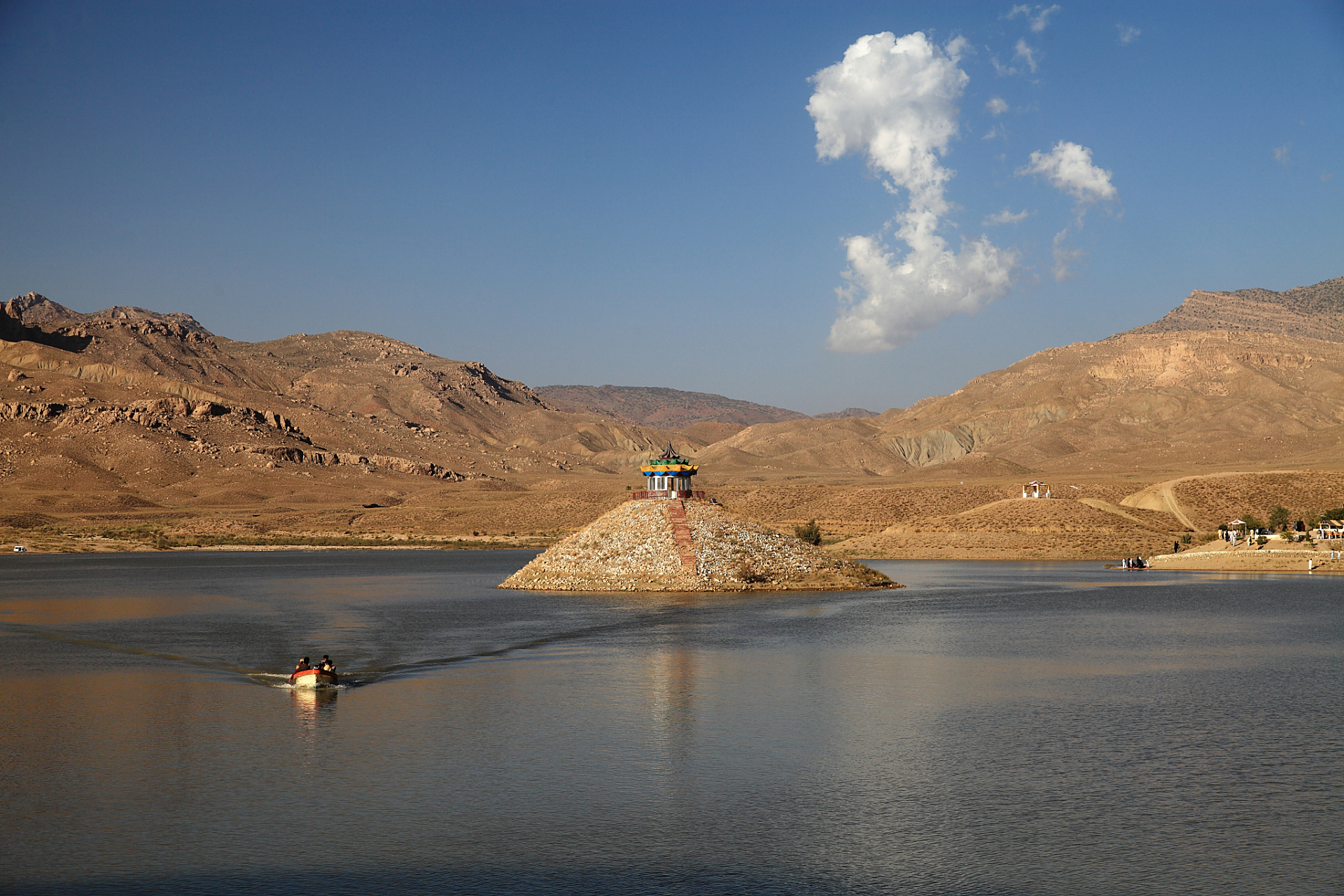 嬉行记# 敦煌党河水库,作为一座迷人而古老的水利工程,承载着丰富的