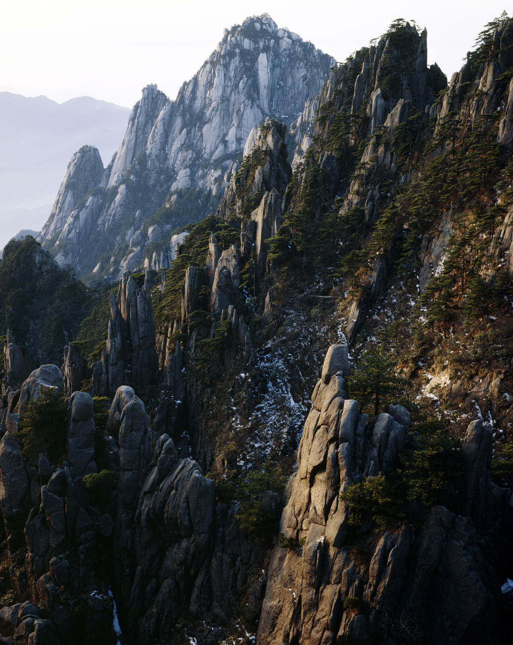 黄山,地势险峻,山峰起伏,峰峦叠嶂,景色秀美,被誉为"五岳归来不看山