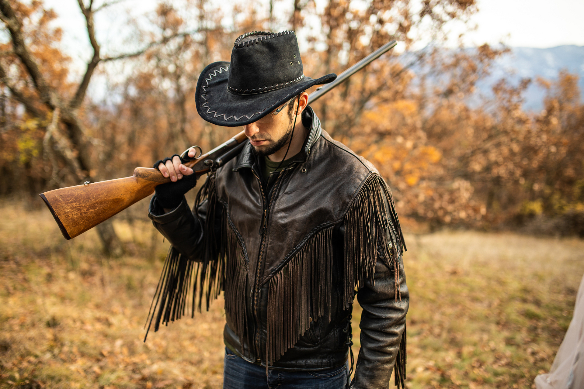 香港有部老电影叫《天若有情》,里面刘德华穿着一套牛仔服,坐在电单车