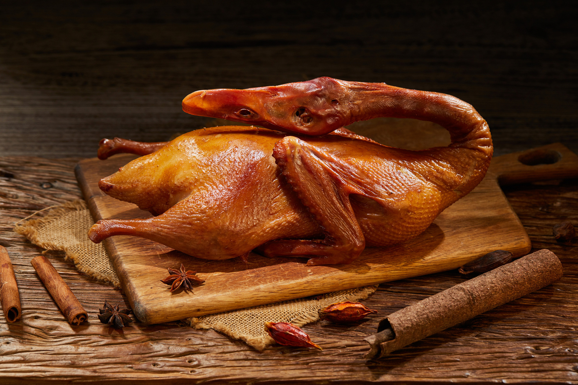 今天,我要给大家介绍一道美食——无为熏鸭!