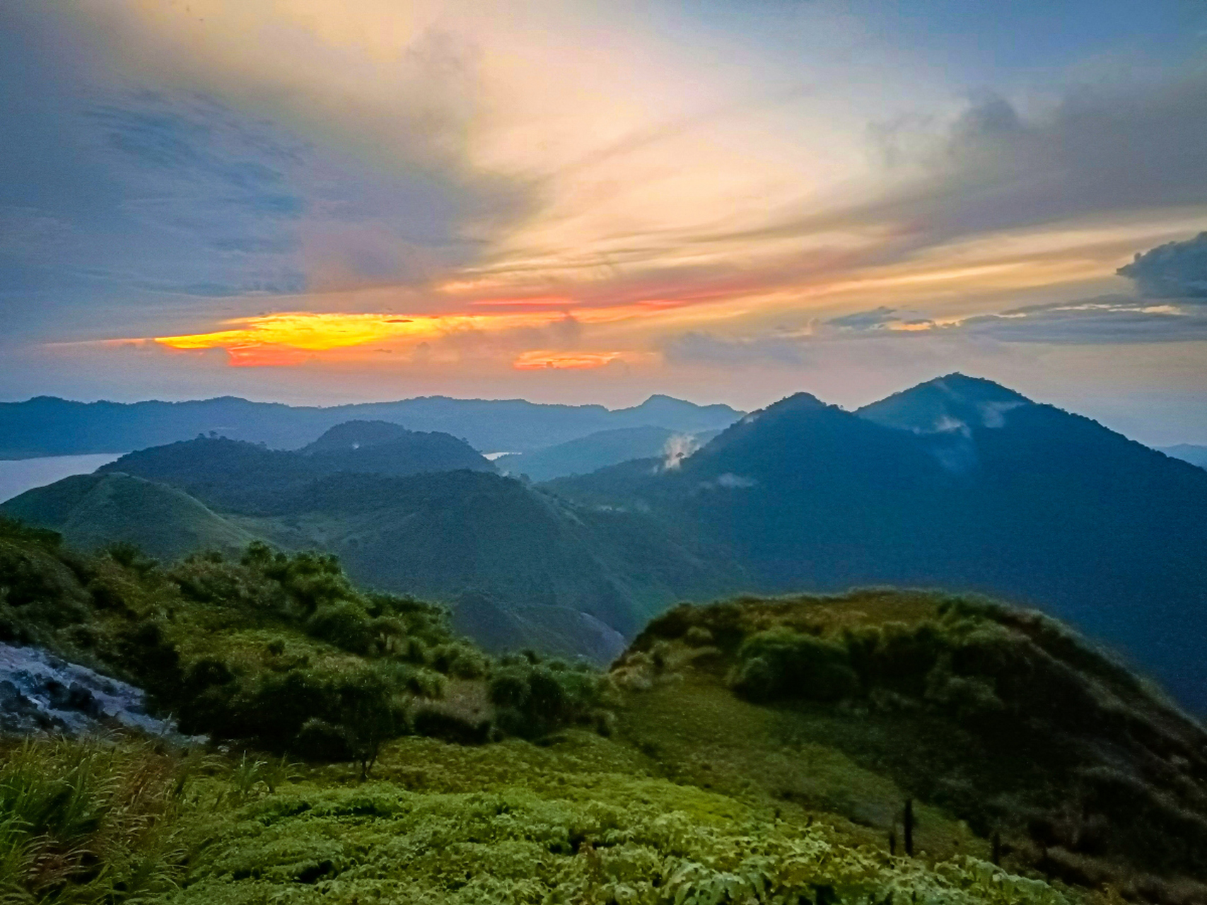 华尖山位于四川省甘孜藏族自治州泸定县冷碛镇黑沟村,山顶海拔3540米.