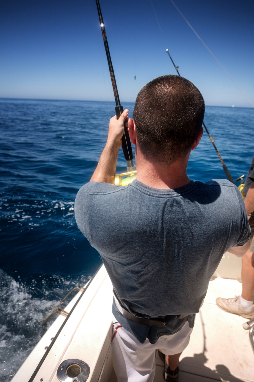 一位男子自称在山东青岛海域钓鱼时竟发现了一架"飞机".